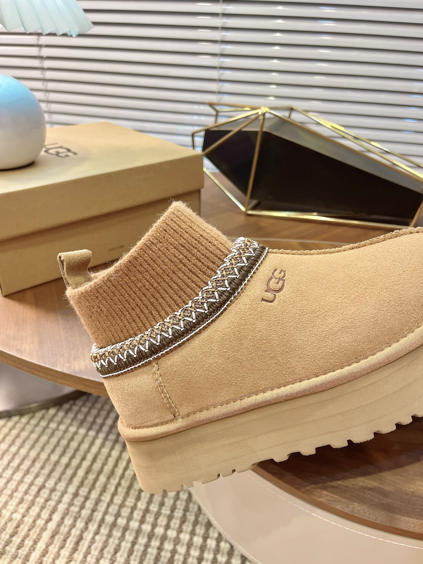 🌟UGG 2025新款雪地靴民族风加袜套款，袜套就入羊毛面采用进口光丝牛翻毛皮，内用隆丰皮毛一体，底，高