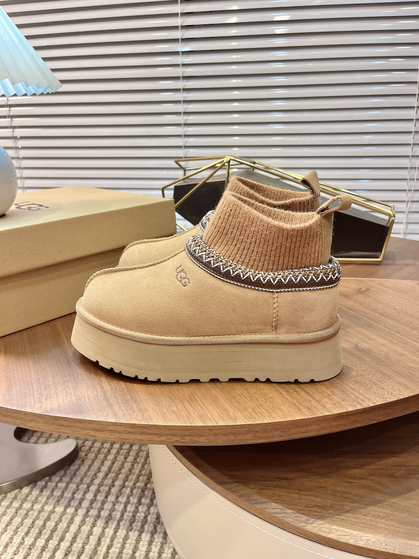 🌟UGG 2025新款雪地靴民族风加袜套款，袜套就入羊毛面采用进口光丝牛翻毛皮，内用隆丰皮毛一体，底，高