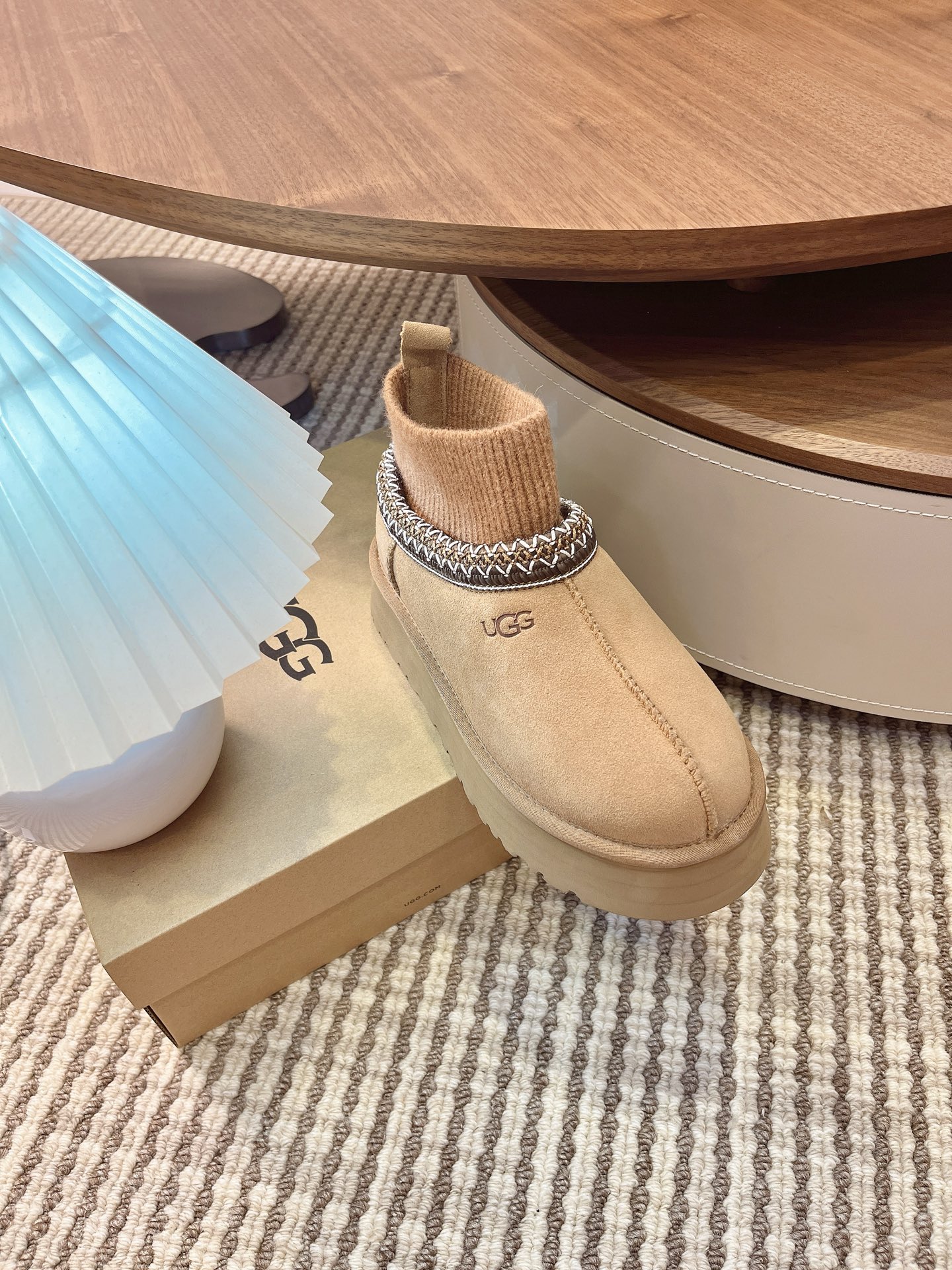 🌟UGG 2025新款雪地靴民族风加袜套款，袜套就入羊毛面采用进口光丝牛翻毛皮，内用隆丰皮毛一体，底，高