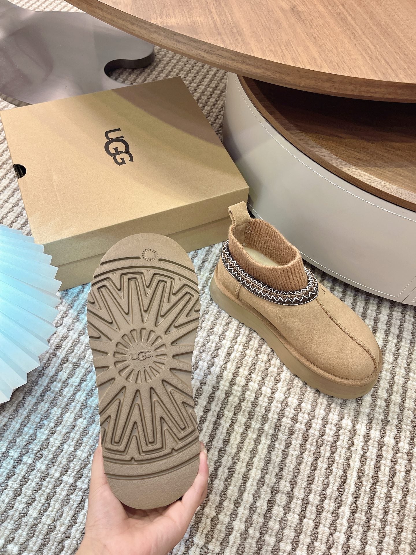 🌟UGG 2025新款雪地靴民族风加袜套款，袜套就入羊毛面采用进口光丝牛翻毛皮，内用隆丰皮毛一体，底，高