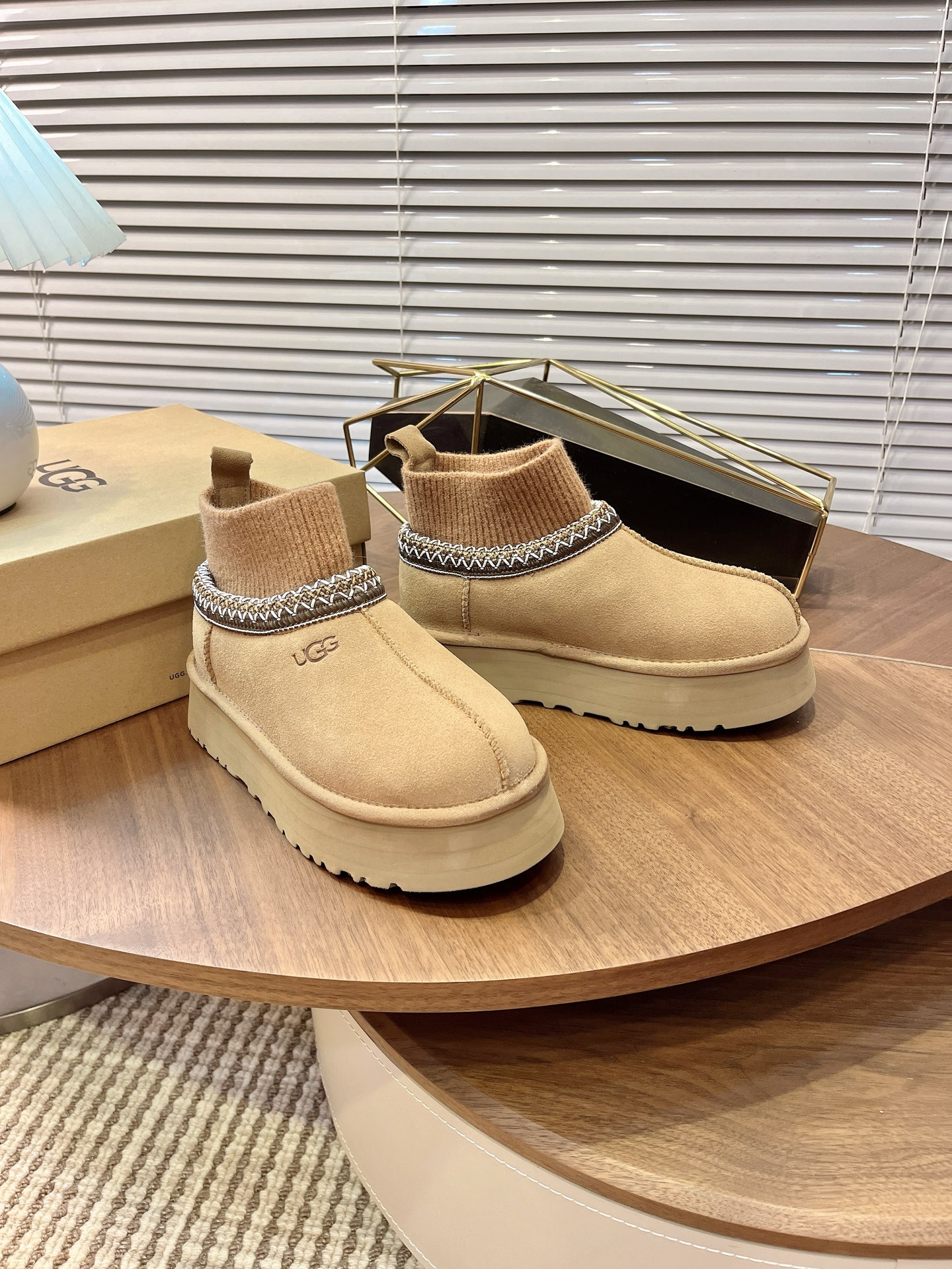 🌟UGG 2025新款雪地靴民族风加袜套款，袜套就入羊毛面采用进口光丝牛翻毛皮，内用隆丰皮毛一体，底，高