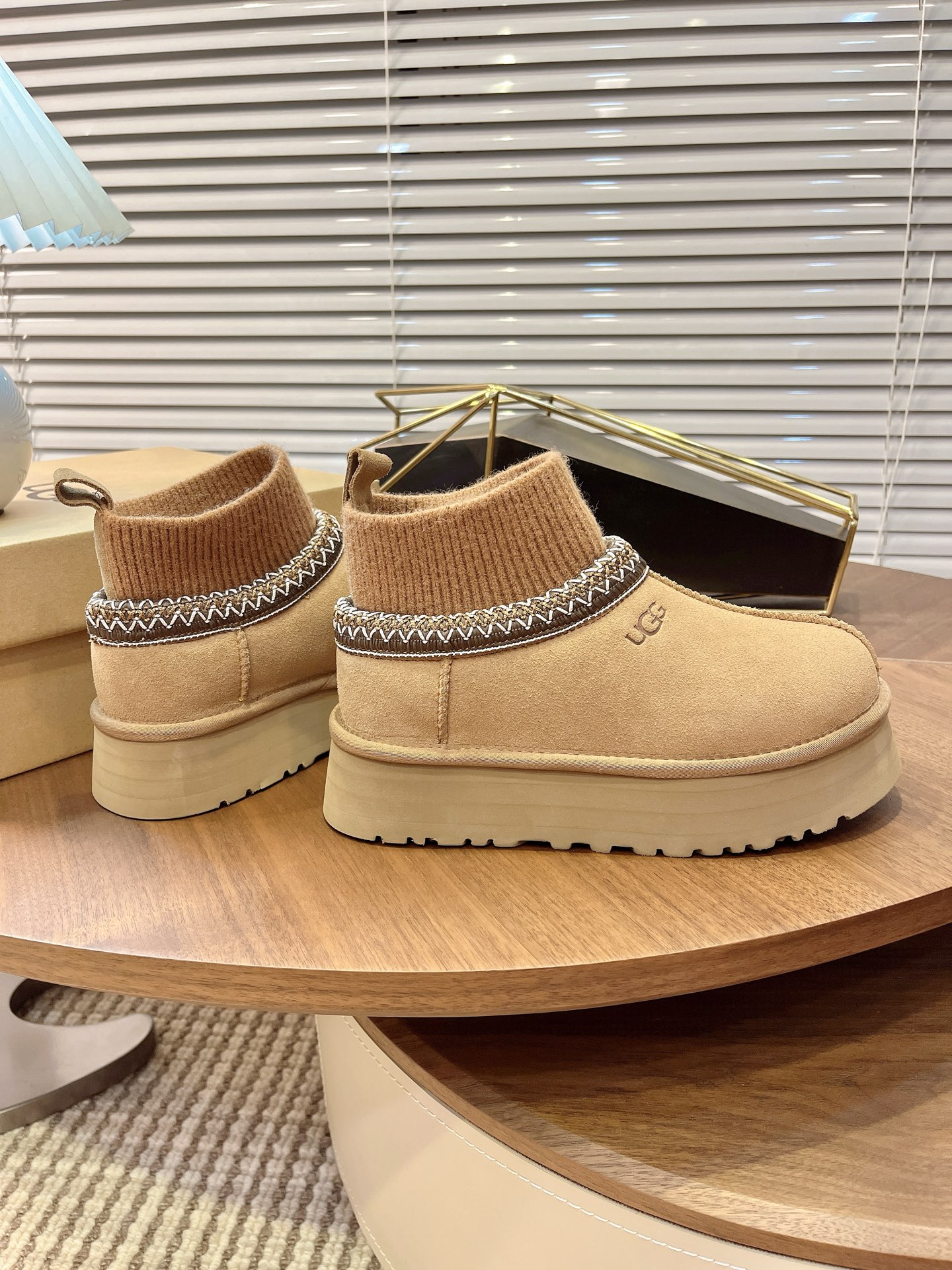 🌟UGG 2025新款雪地靴民族风加袜套款，袜套就入羊毛面采用进口光丝牛翻毛皮，内用隆丰皮毛一体，底，高