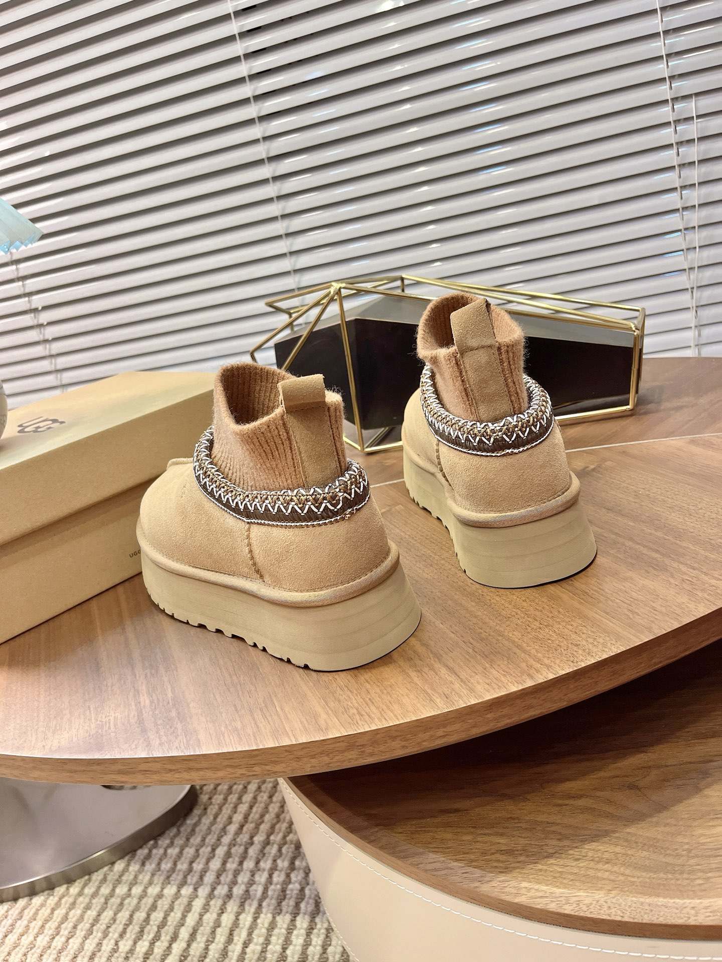 🌟UGG 2025新款雪地靴民族风加袜套款，袜套就入羊毛面采用进口光丝牛翻毛皮，内用隆丰皮毛一体，底，高