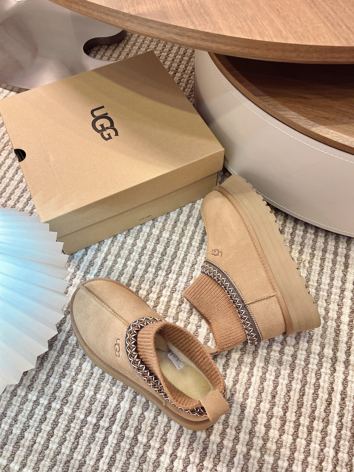 🌟UGG 2025新款雪地靴民族风加袜套款，袜套就入羊毛面采用进口光丝牛翻毛皮，内用隆丰皮毛一体，底，高