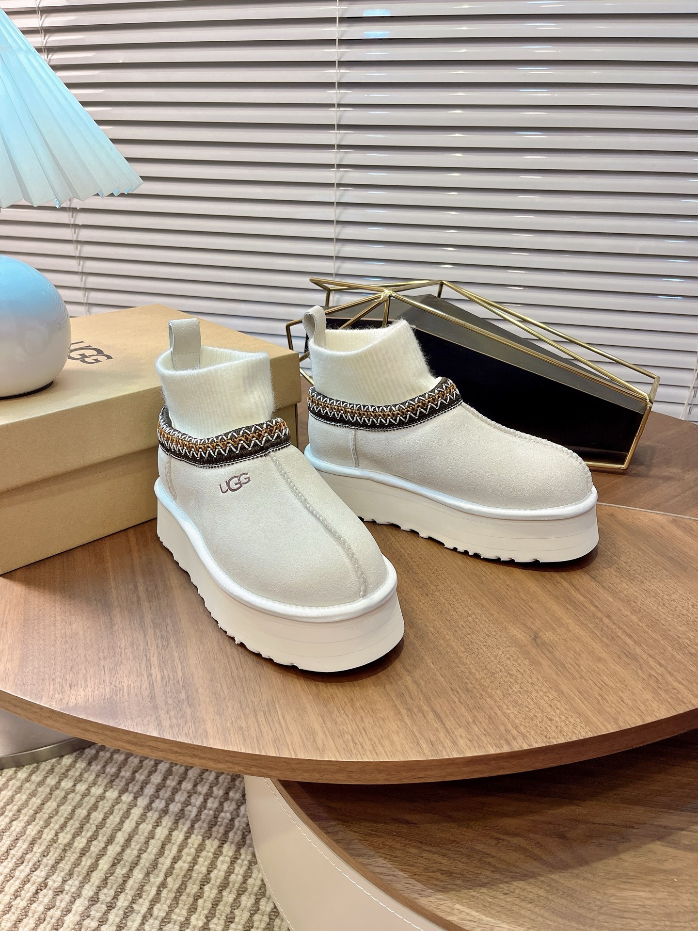 🌟UGG 2025新款雪地靴民族风加袜套款，袜套就入羊毛面采用进口光丝牛翻毛皮，内用隆丰皮毛一体，底，高