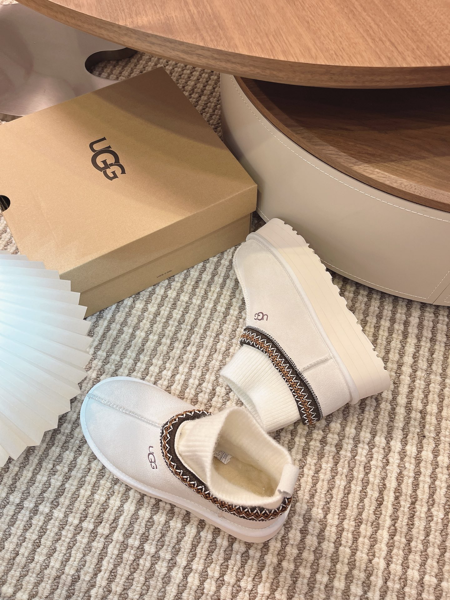 🌟UGG 2025新款雪地靴民族风加袜套款，袜套就入羊毛面采用进口光丝牛翻毛皮，内用隆丰皮毛一体，底，高
