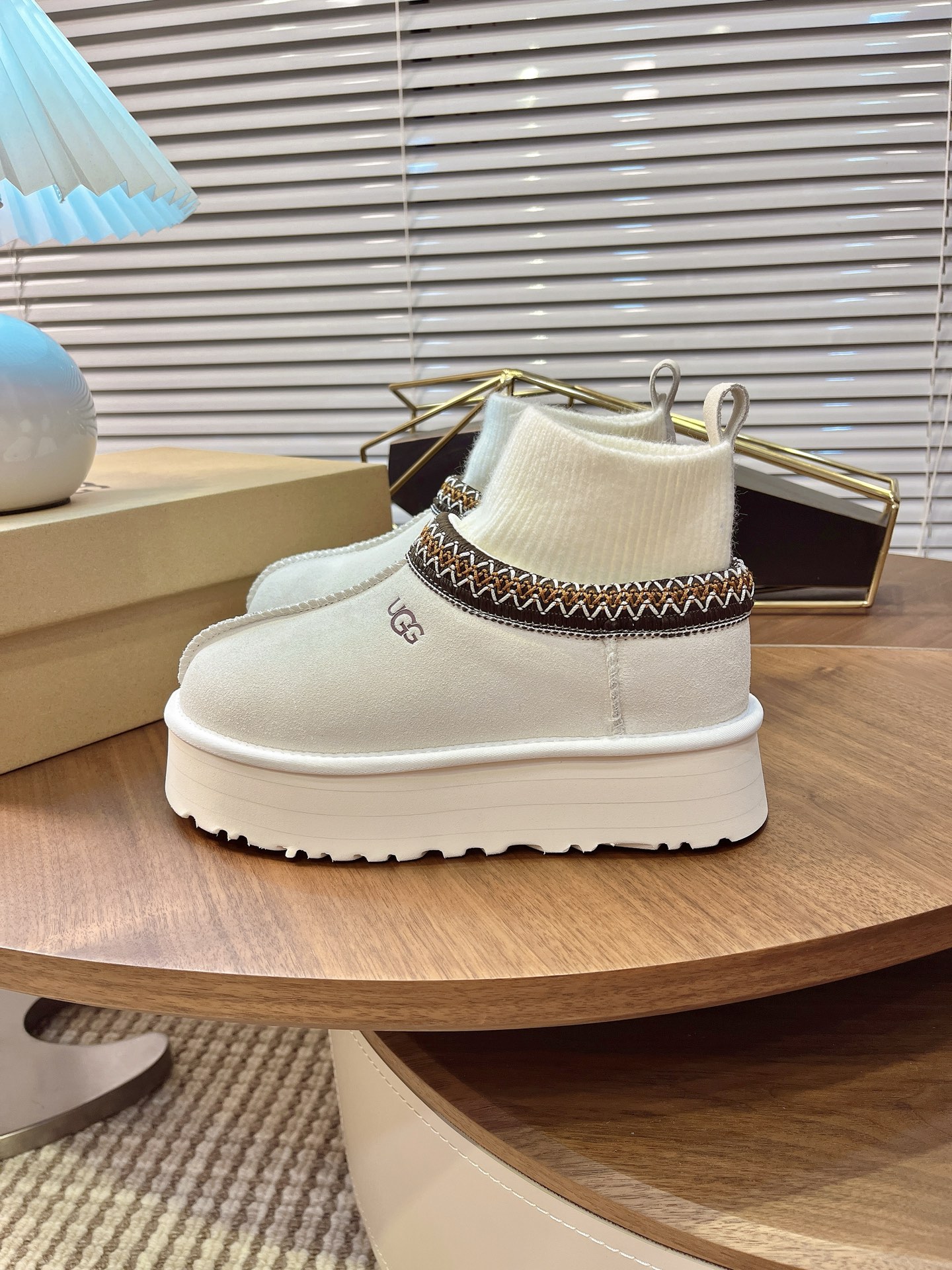 🌟UGG 2025新款雪地靴民族风加袜套款，袜套就入羊毛面采用进口光丝牛翻毛皮，内用隆丰皮毛一体，底，高