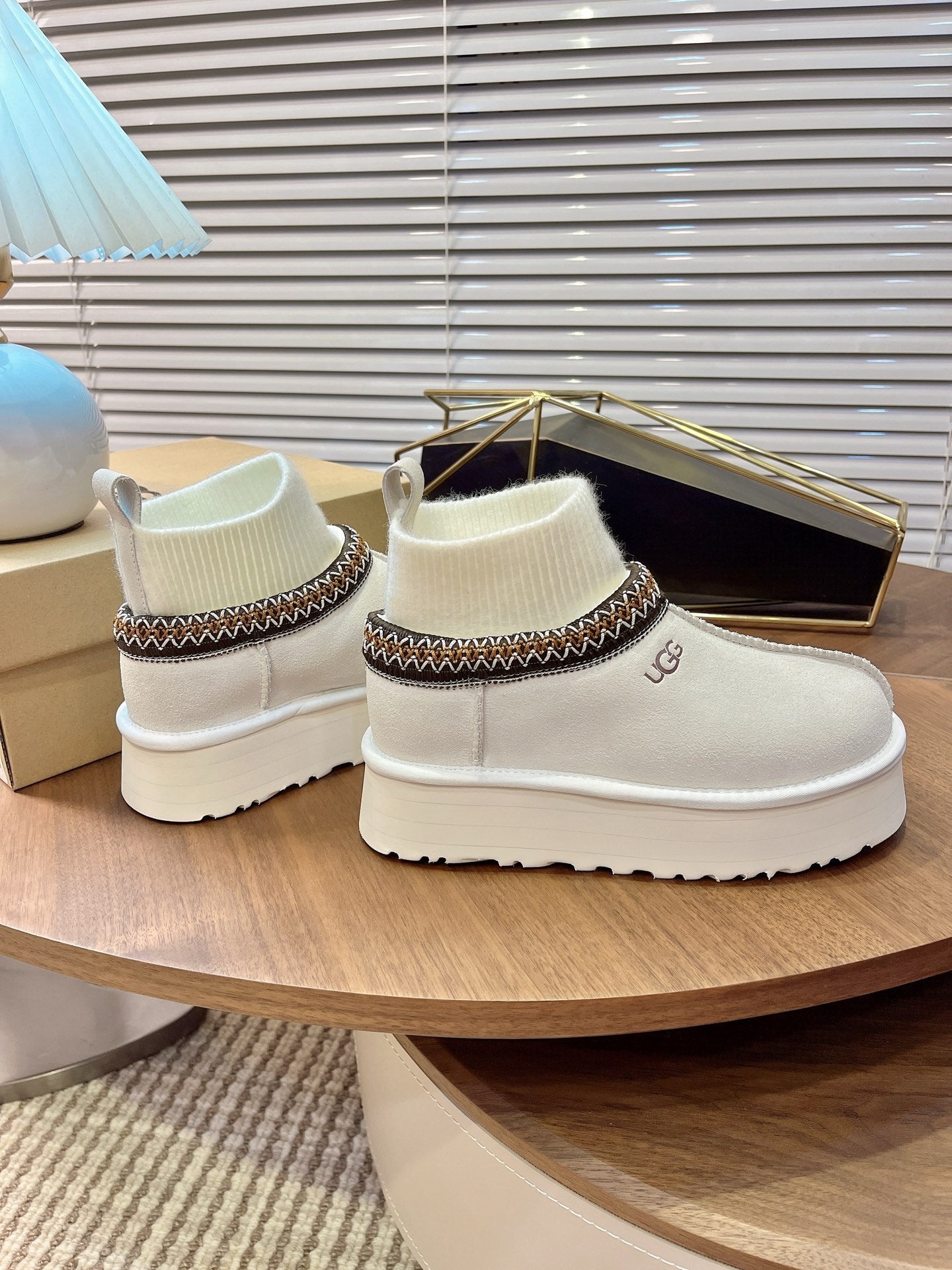 🌟UGG 2025新款雪地靴民族风加袜套款，袜套就入羊毛面采用进口光丝牛翻毛皮，内用隆丰皮毛一体，底，高