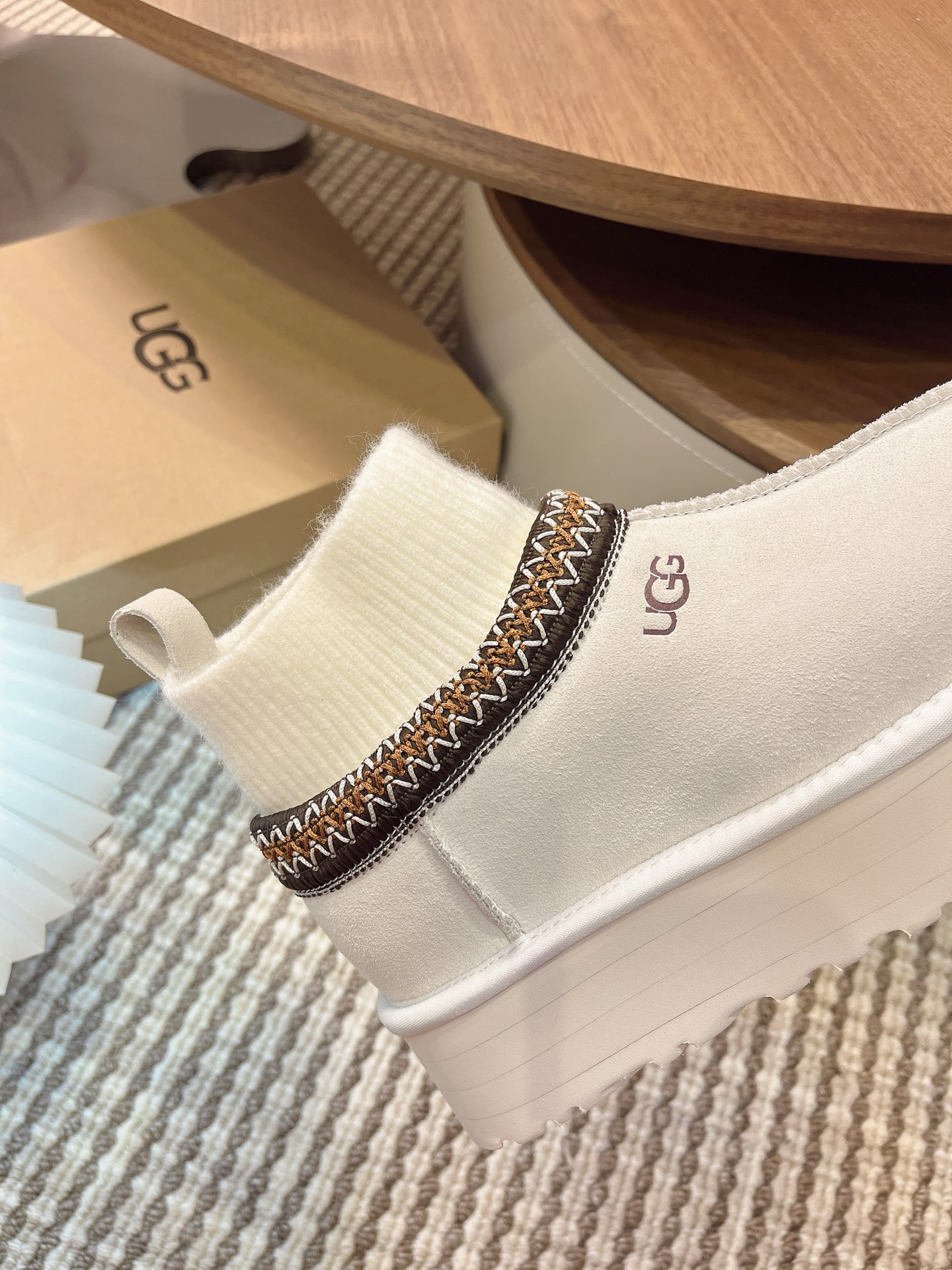 🌟UGG 2025新款雪地靴民族风加袜套款，袜套就入羊毛面采用进口光丝牛翻毛皮，内用隆丰皮毛一体，底，高