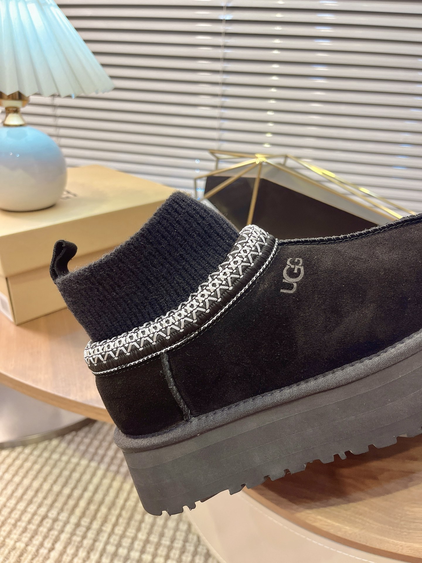 🌟UGG 2025新款雪地靴民族风加袜套款，袜套就入羊毛面采用进口光丝牛翻毛皮，内用隆丰皮毛一体，底，高