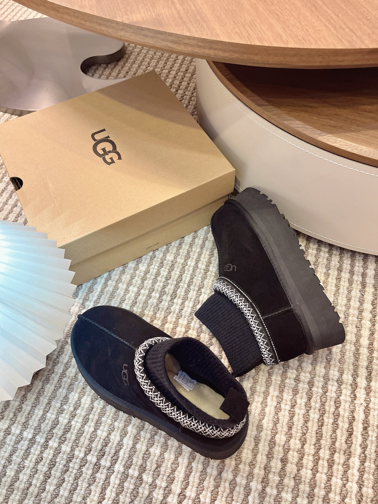 🌟UGG 2025新款雪地靴民族风加袜套款，袜套就入羊毛面采用进口光丝牛翻毛皮，内用隆丰皮毛一体，底，高
