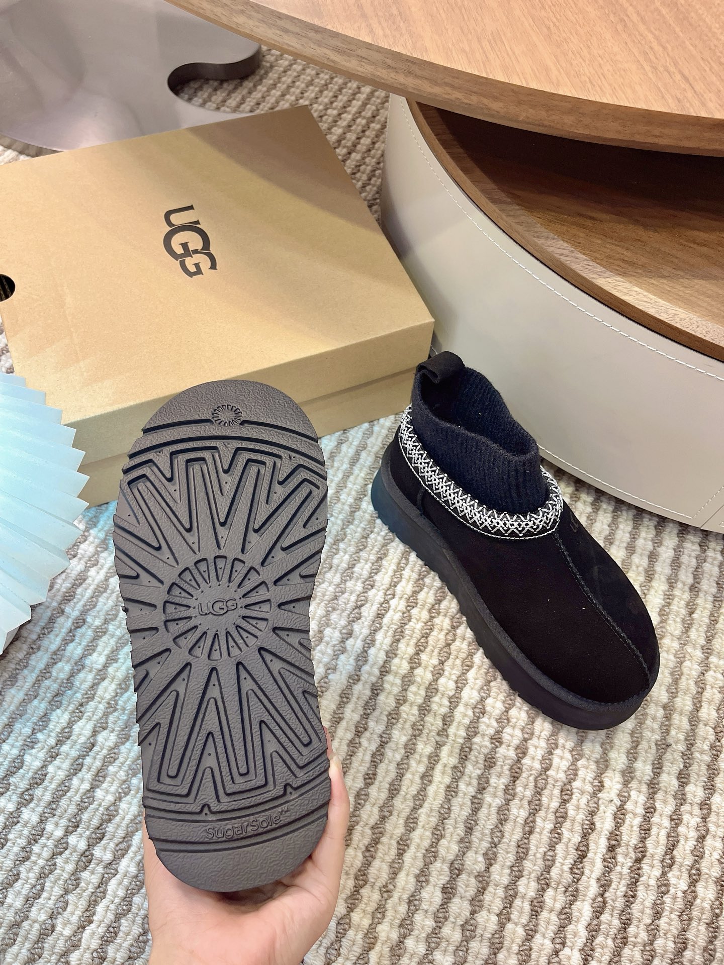 🌟UGG 2025新款雪地靴民族风加袜套款，袜套就入羊毛面采用进口光丝牛翻毛皮，内用隆丰皮毛一体，底，高