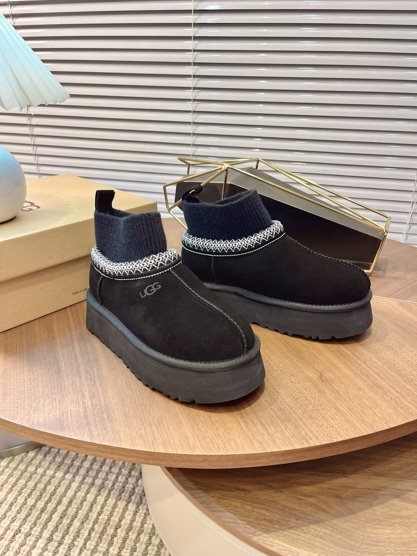 🌟UGG 2025新款雪地靴民族风加袜套款，袜套就入羊毛面采用进口光丝牛翻毛皮，内用隆丰皮毛一体，底，高