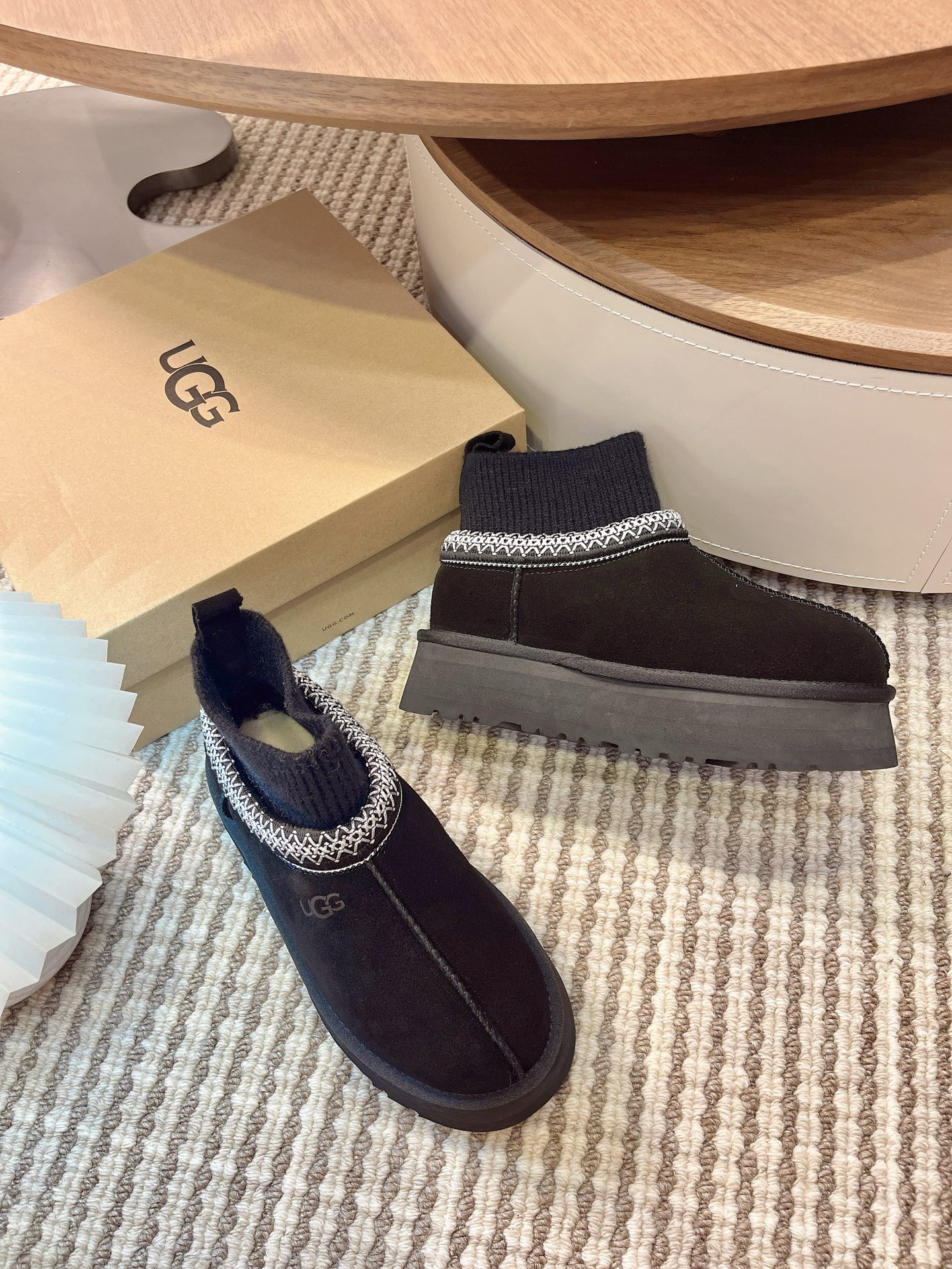🌟UGG 2025新款雪地靴民族风加袜套款，袜套就入羊毛面采用进口光丝牛翻毛皮，内用隆丰皮毛一体，底，高