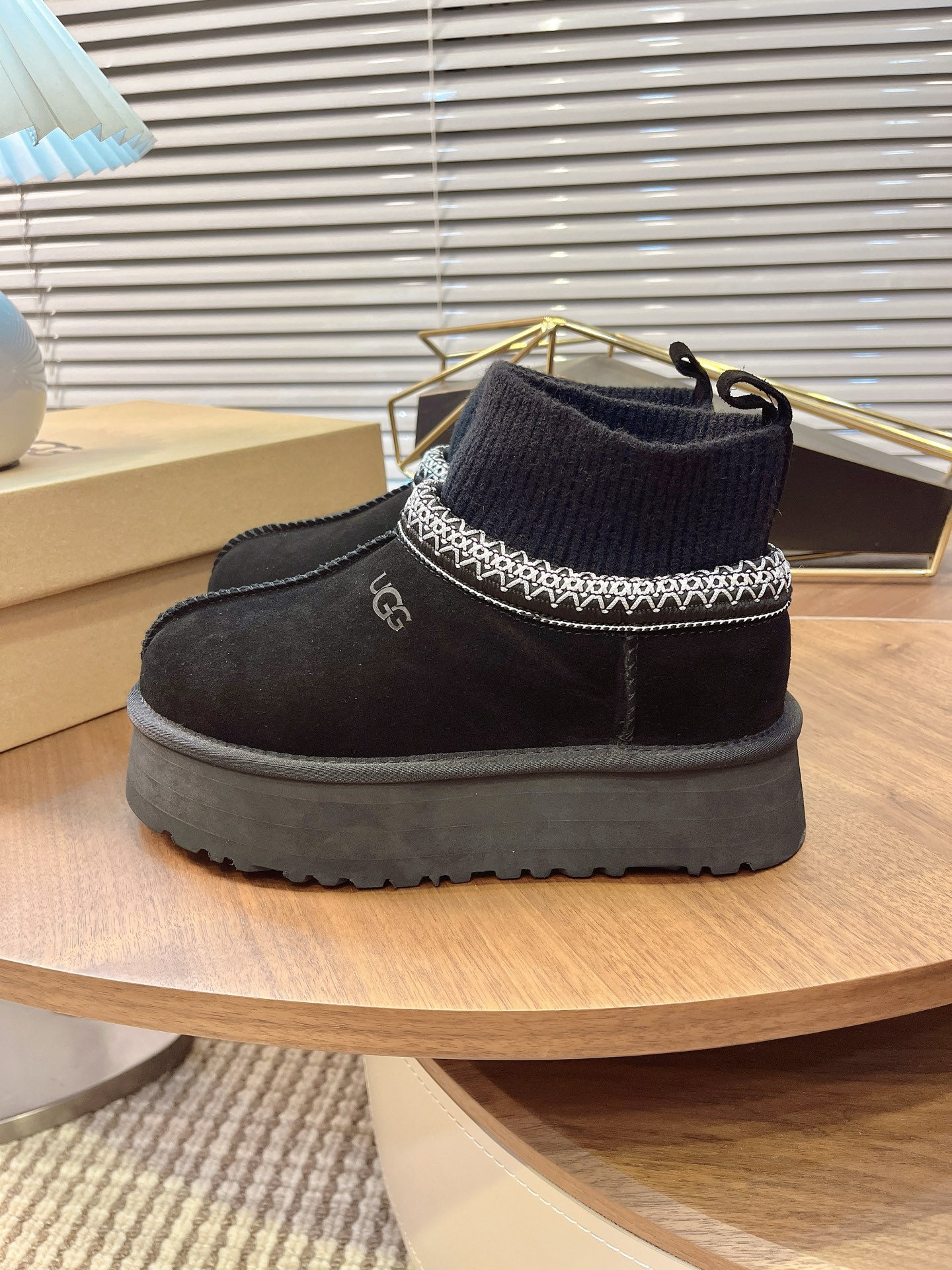 🌟UGG 2025新款雪地靴民族风加袜套款，袜套就入羊毛面采用进口光丝牛翻毛皮，内用隆丰皮毛一体，底，高