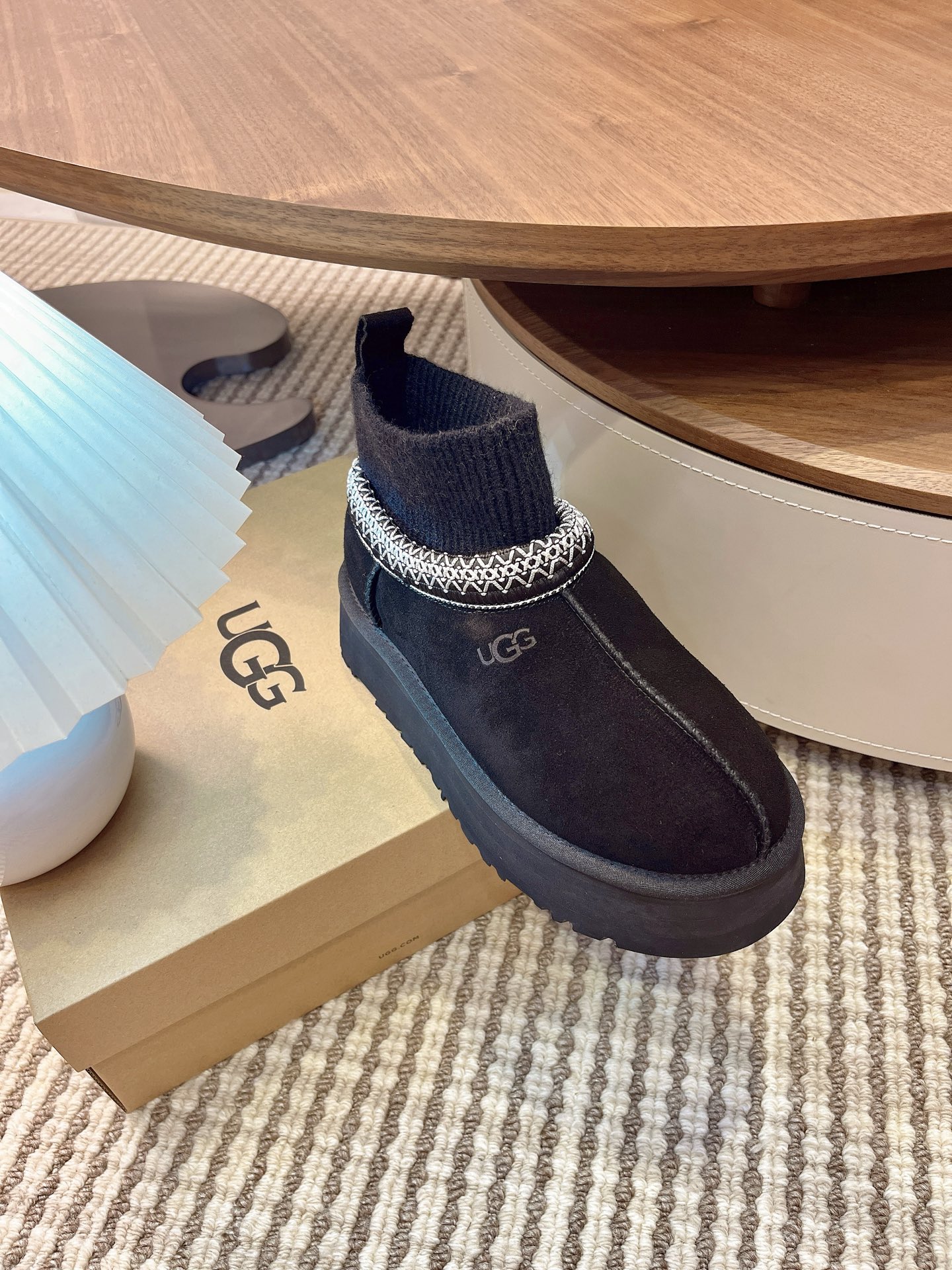 🌟UGG 2025新款雪地靴民族风加袜套款，袜套就入羊毛面采用进口光丝牛翻毛皮，内用隆丰皮毛一体，底，高