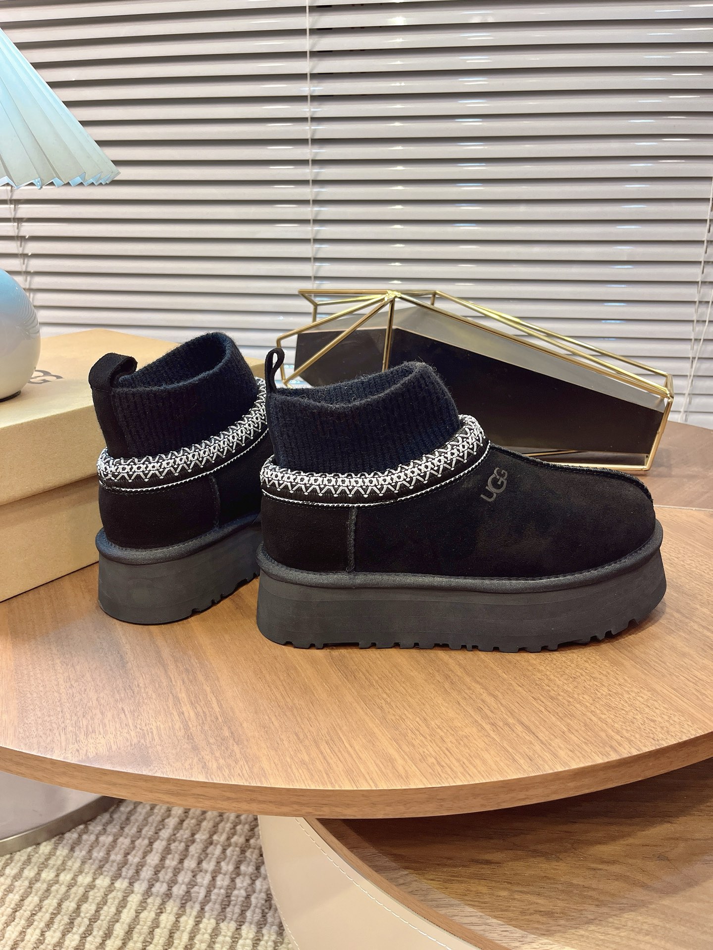 🌟UGG 2025新款雪地靴民族风加袜套款，袜套就入羊毛面采用进口光丝牛翻毛皮，内用隆丰皮毛一体，底，高
