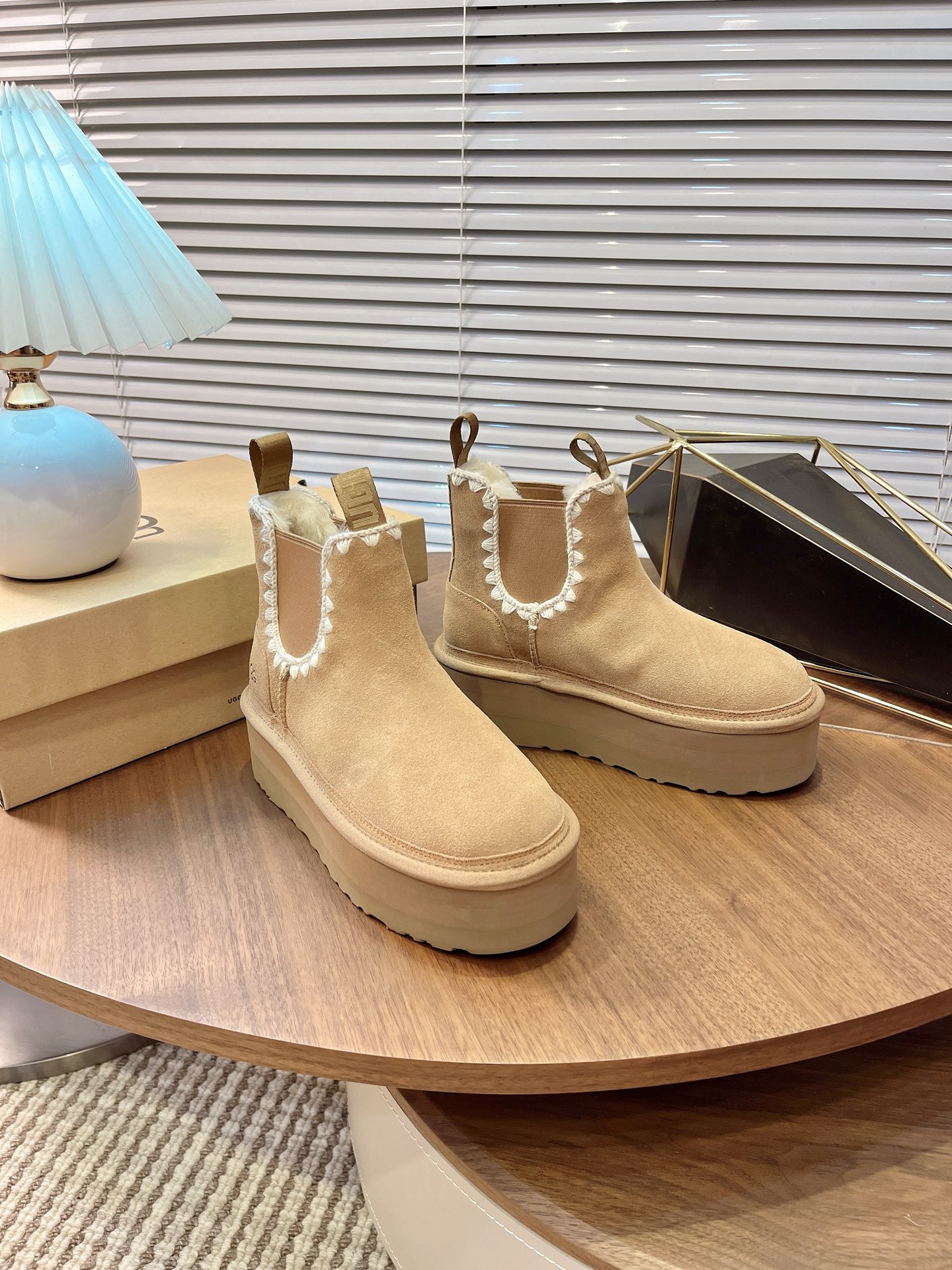 NO:558787,UGG Chelsea snow boots fur shoes UGG autumn and winter new women's casual and comfortable thick-soled Chelsea elastic band fur shoes fashion boots star same style size 35-40, snow boots, boots19860909UGG切尔西雪地靴 毛毛鞋 UGG秋冬新款女士休闲舒适厚底切尔西松紧带毛毛鞋时尚靴明星同款 尺码35-40,雪地靴,boots,Women's Shoes