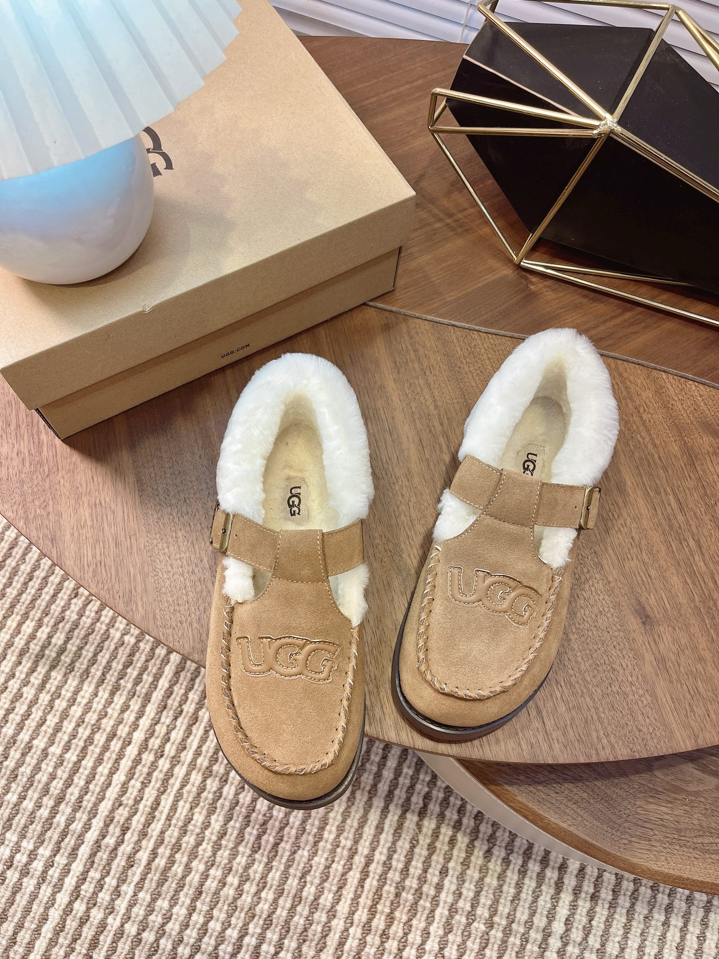NO:626717,UGG's new beanie low-tops are super warm and easy to wear in winter. The fur inside is soft. It's very comfortable and very warm. It's light and easy to wear. It's plush and looks very cute. The upper is suede!  Rubber outsole, inner insole, imported pure wool, size 35-40, beanie shoes19860909UGG新款 豆豆低帮 冬天超级好穿保暖的毛毛全包头 里面的毛毛软软的 很舒服、又特别保暖 轻便又特别好穿 毛绒绒的 样子特别可爱 鞋面牛反绒！橡胶大底 内里鞋垫进口纯羊毛 码数35—40,豆豆鞋毛毛鞋,Women's Shoes