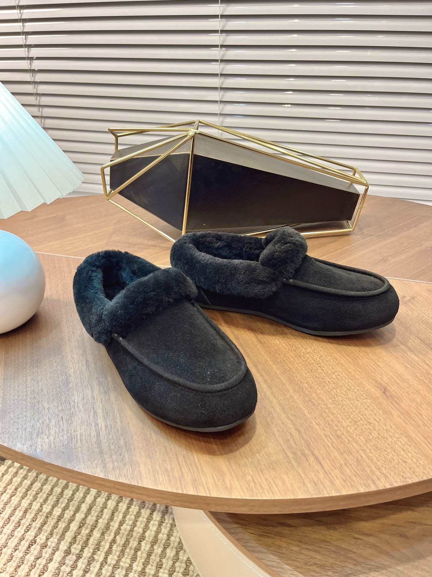 NO:558785,UGG 2025 Autumn and Winter New Casual Shoes New Series Ainsley Mules Fashionable and comfortable shallow-mouthed flat-soled slip-on casual loafers Classic suede cowhide with 10mm wool lining Insole Fleece collar Soft and comfortable UGG classic heat-embossed brand logo on the back Full texture Lightweight rubber thin sole Non-slip, wear-resistant and comfortable Color black maroon Cocoa pink brown  Size35-40,loafers,cowhide,loafers19860909UGG 2025秋冬新款 便鞋新生系列 安思丽穆勒鞋 时尚舒适浅口平底一脚蹬休闲乐福鞋 经典翻毛牛皮搭配10毫米羊毛里衬 鞋内底 翻毛领 茸软舒适 后侧饰有UGG经典热压花品牌徽标 质感满满 轻盈橡胶薄底 防滑耐磨且舒适 颜色黑色栗色 可可粉棕色 Size35-40,乐福鞋毛毛鞋,loafers,cowhide,Women's Shoes