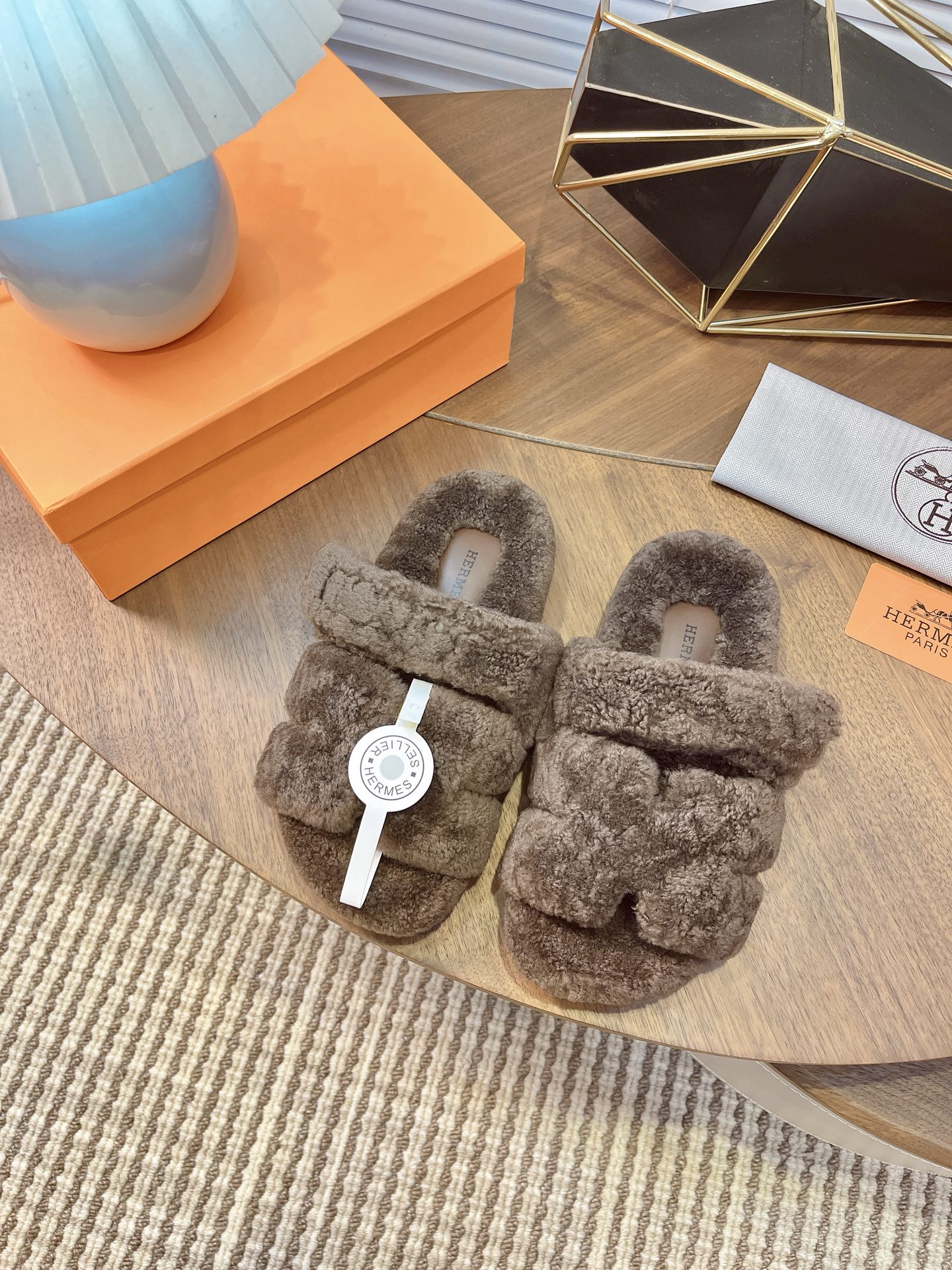 NO:558782,[HERMES] Hermès’ classic hot-selling Erjiu woolen slippers are now available. A must-have item for autumn and winter. Versatile and fashionable at home and out on the street. The colors are extremely colorful!  Walking Tuscany!  The TPR non-slip outsole is super light and super comfortable on the feet without any sense of restraint. The coffee I can’t stop drinking, the second uncle drags I can’t take off, go ahead!  Color Maroon Sand Light Gray Haze Blue Leather Black Size 35-40 (41 can be customized and non-returnable), furry shoes and slippers, hermes, hermes, slippers19860909【HERMES】爱马仕经典爆款二舅羊毛拖火爆来袭.秋冬穿搭必备单品 居家、出街百搭时尚超洋气 配色极其丰富多彩！行走的托斯卡纳风！TPR防滑大底超轻盈 上脚超舒适无束缚感 戒不掉的咖啡,脱不下的二舅拖,冲！ 颜色栗色 沙色 浅灰 雾霾蓝 皮面黑 码数35-40（41可订做不退换）,毛毛鞋拖鞋,hermes,hermes,slippers,Women's Shoes