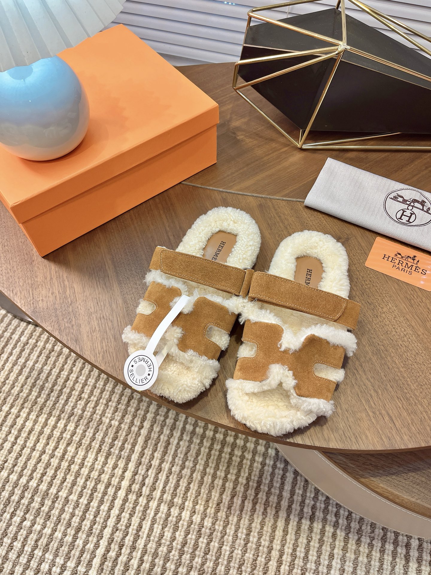 NO:558784,[HERMES] Hermès’ classic hot-selling Erjiu woolen slippers are now available. A must-have item for autumn and winter. Versatile and fashionable at home and out on the street. The colors are extremely colorful!  Walking Tuscany!  The TPR non-slip outsole is super light and super comfortable on the feet without any sense of restraint. The coffee I can’t stop drinking, the second uncle drags I can’t take off, go ahead!  Color Maroon Sand Light Gray Haze Blue Leather Black Size 35-40 (41 can be customized and non-returnable), furry shoes and slippers, hermes, hermes, slippers19860909【HERMES】爱马仕经典爆款二舅羊毛拖火爆来袭.秋冬穿搭必备单品 居家、出街百搭时尚超洋气 配色极其丰富多彩！行走的托斯卡纳风！TPR防滑大底超轻盈 上脚超舒适无束缚感 戒不掉的咖啡,脱不下的二舅拖,冲！ 颜色栗色 沙色 浅灰 雾霾蓝 皮面黑 码数35-40（41可订做不退换）,毛毛鞋拖鞋,hermes,hermes,slippers,Women's Shoes