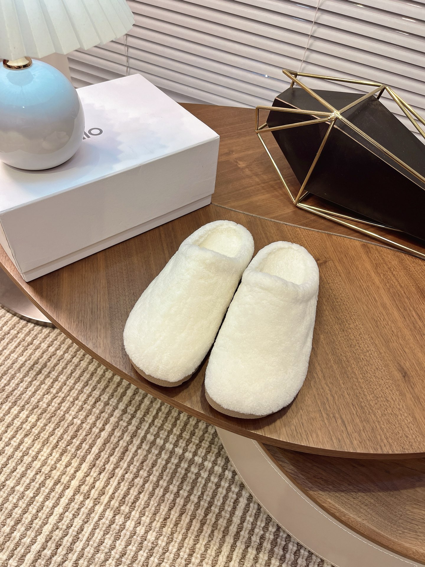 NO:558310,[alo] Women's size 35-40 (40, 41 customized, non-refundable) alo niche trendy brand F042 2025ss autumn and winter new half-pack Birkenstock fur slippers, super versatile!  And it’s super comfortable! It’s not heavy on your feet at all!  Very light!  It looks even better with socks!  And it’s the same model recommended by celebrities~ Material imported high mercerized smooth cow suede, imported wool lining, original molded rubber outsole, slippers19860909【alo】 女款Size35-40（40、41定制不退换） alo小众潮牌 F042 2025ss秋冬新款半包勃肯毛毛拖鞋 上脚超级百搭！而且超级舒适～上脚一点都不沉重！非常轻便！套上袜套搭配更好看！而且还是明星同款推荐～ 材质进口高丝光牛反绒 内里进口羊毛 大底原版开模橡胶大底,,slippers,Men's shoes