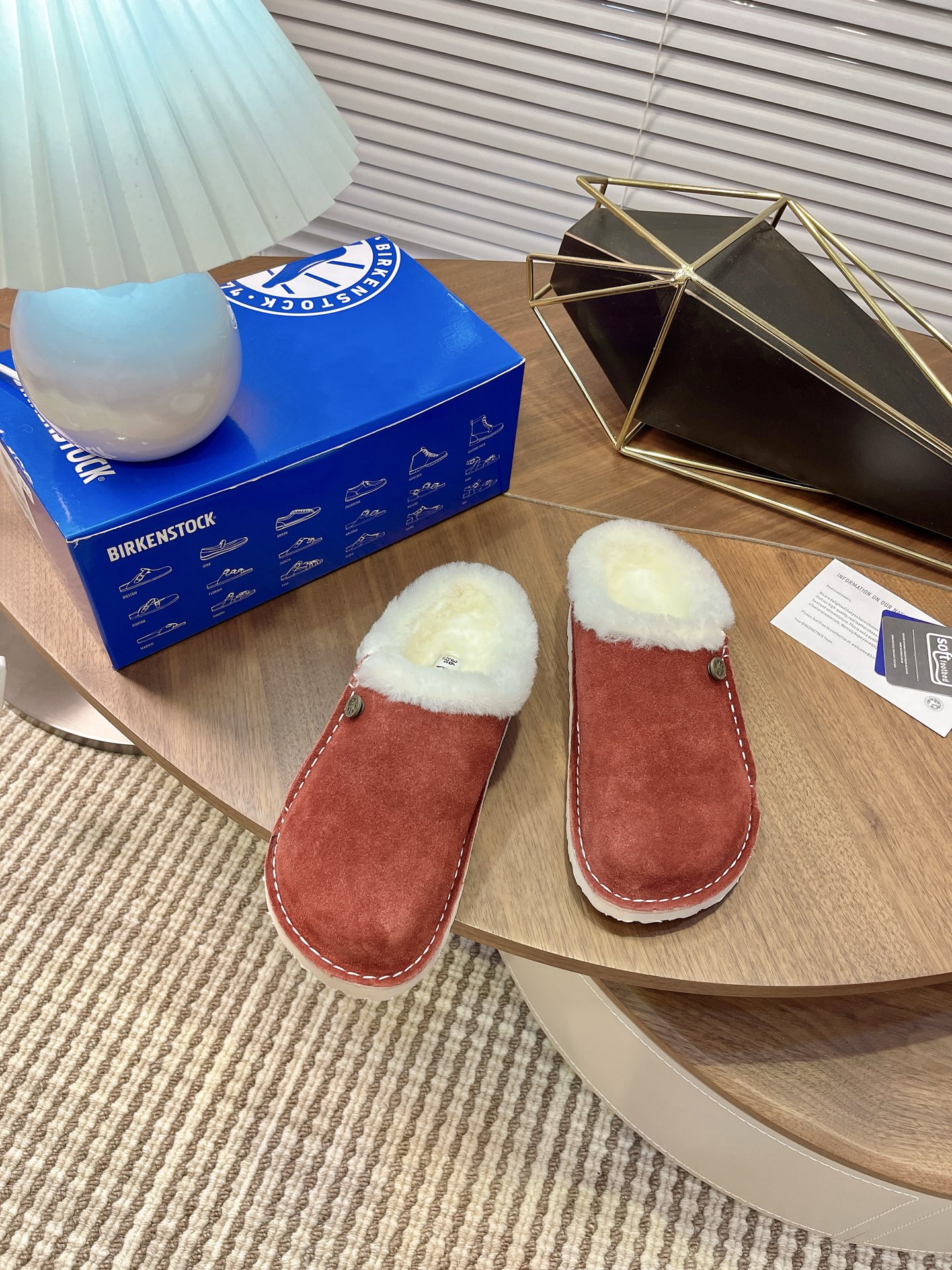 NO:558780,BIRKENSTOCK Toe-toe furry slippers plus velvet cork outer wear Buckley Shearling series. The fabric is made of 2.8-3.0 thick-soled first-layer cowhide. This cowhide needs to be made from a water plant, which is very time-consuming and labor-intensive. It is filled with AAA grade wool, so the soul of this shoe is made of pure natural cork. One-time die-casting injection molding. The physical properties are very high and breathable. Fabric suede. Lining wool. Foot bed cork latex.  The sole is lightweight EVA outsole, with good shock resistance and cushioning. Size#35-40 (40 is custom-made and cannot be returned or exchanged), semi-slip suede shoes, birkenstock, slippers, cowhide19860909BIRKENSTOCK 勃肯 包头毛毛拖鞋加绒软木外穿Buckley Shearling系列 面料采用2.8-3.0厚底的头层牛皮,此牛皮需要从水厂开始做皮,非常的费时费事、AAA级羊毛里,所以此款鞋子的灵魂,采用纯天然软木一次性压铸射出成型,物性非常的高,透气 面料反毛皮 内里羊毛 脚床软木乳胶 鞋底轻便EVA大底,具有良好的防震,缓冲性 Size#35-40（40 订做不退换）,半拖毛毛鞋,birkenstock,slippers,cowhide,Women's Shoes