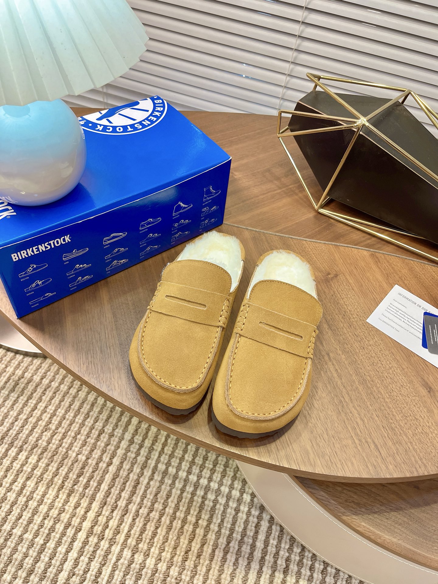 NO:558779,BIRKENSTOCK Birkenstock furry slippers with velvet cork outer wear Buckley Shearling series, the classic Birkenstock series, is strongly launched. A brand is a shoe type. Its structure is based on ergonomic design, allowing the foot to be completely liberated and comfortable. Therefore, the structure of the foot bed completely fits the curvature of the foot. It can absorb sweat to the greatest extent and provide the necessary friction to prevent sliding when walking. The outsole is made of very  Lightweight EVA material, high resilience and tension, good shock resistance and cushioning!  Fabric suede, lining wool, footbed cork latex, sole lightweight EVA outsole, good shockproof, cushioning Size #35-40 (40 custom made, non-refundable), semi-slippers, birkenstock, slippers19860909BIRKENSTOCK 勃肯 包头毛毛拖鞋加绒软木外穿Buckley Shearling系列 万年经典勃肯强势推出,一个品牌就是一个鞋子类型,其构造鉴于人体工学设计,让脚完全解放舒适打 造的,所以其脚床的构造完全贴合脚的弧度. 能最大程度的吸汗还能提供必要的摩擦力,不会让走路滑动.大底采用非常 轻便EVA材质,回弹性和张力高,具有良好的防震性和缓冲性！ 面料反毛皮 内里羊毛 脚床软木乳胶 鞋底轻便EVA大底,具有良好的防震,缓冲性 Size#35-40（40 订做不退换）,半拖毛毛鞋,birkenstock,slippers,Women's Shoes