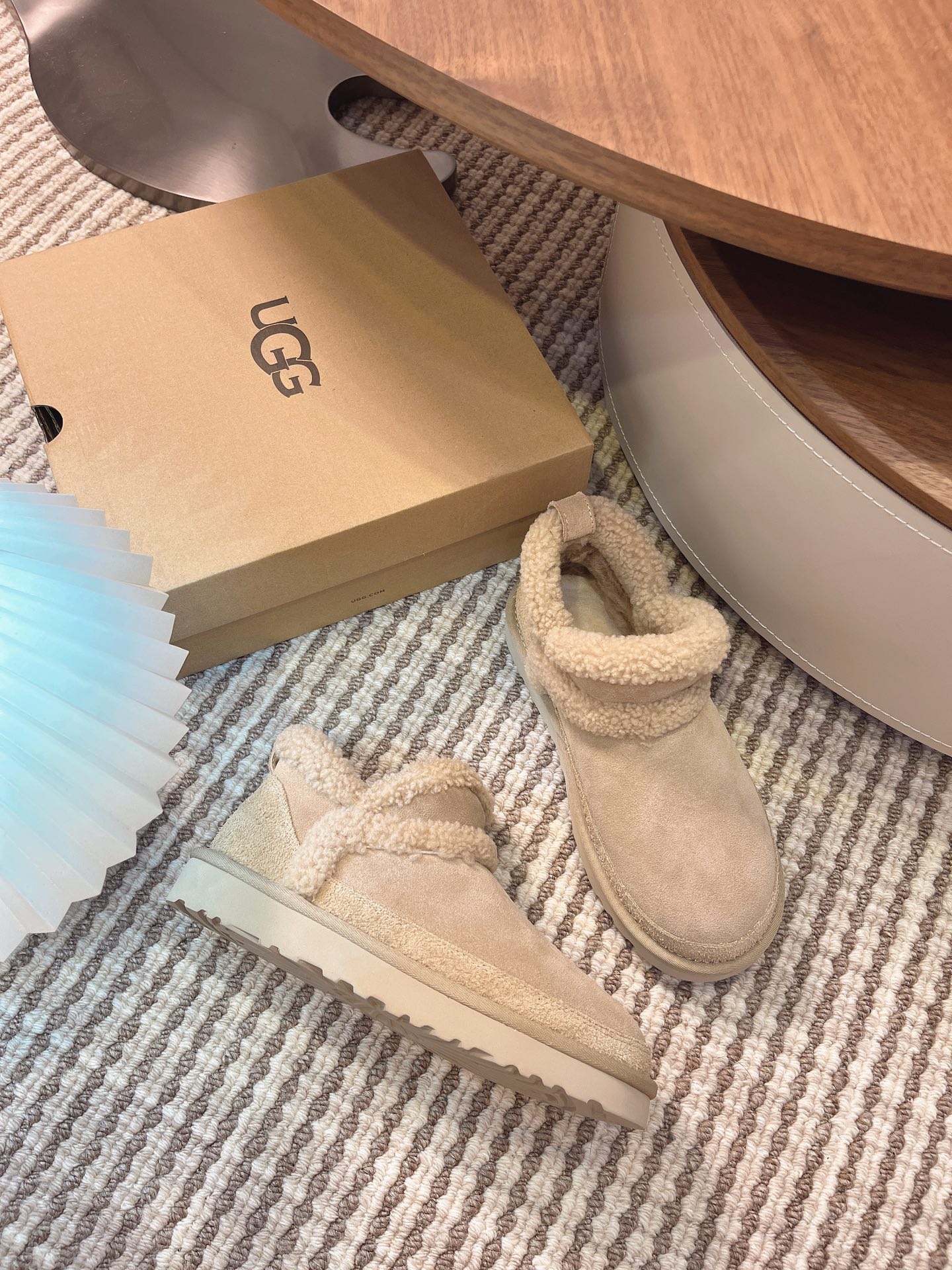 UGG 25秋冬最新款雪地靴！羊糕毛领口上下呼应设计！凸显高端大气 ！采用澳洲进口羊皮毛内里，冬季保暖效