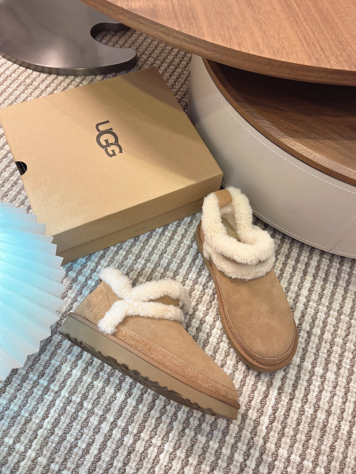 UGG 25秋冬最新款雪地靴！羊糕毛领口上下呼应设计！凸显高端大气 ！采用澳洲进口羊皮毛内里，冬季保暖效