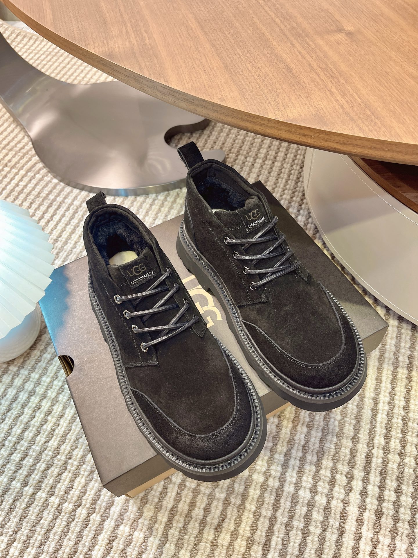 NO:558338,[UGG] Size 40 to 44 (customized for 45) 2025 new men's style. Winter snow boots and fur shoes. The matching coefficient is also 100%. They look good and have a sense of fashion. They look great when worn. Lager casual boots. Lace-up style. The heels are decorated with hot embossed brand logo. Item No. 1171113. The upper is high-quality cow suede. The inner lining is imported from Australia. Sheep fur is integrated and the inner lining is made of Australian lamb wool. Outsole EVA non-slip outsole  .,,boots,sheepskin19860909【UGG】 Size40一44(45定做 ) 2025新款男款 .冬季雪地靴 毛毛鞋 搭配系数也是百分百 炸好看时尚感十足穿上气场爆涨 拉格休闲靴 系带款 鞋跟饰有热压花品牌标 货号1171113 鞋面优质牛反绒 内里澳洲进口羊皮毛一体内里选用澳洲羊羔毛 大底EVA防滑大底 .,,boots,sheepskin,Men's shoes