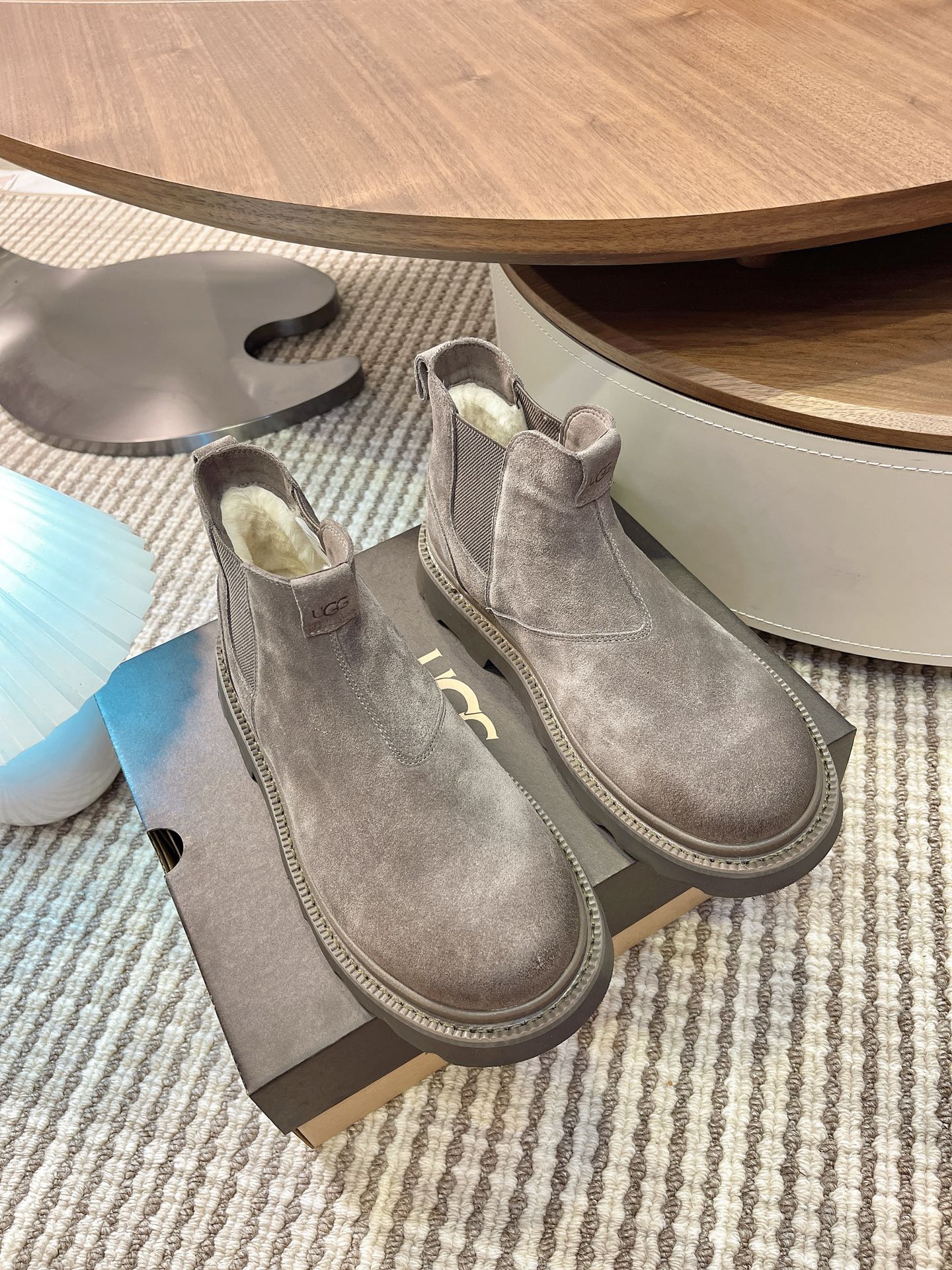 NO:536120,19860909新款男款 .冬季雪地靴 毛毛鞋 搭配系数也是百分百 炸好看时尚感十足穿上气场爆涨 拉格休闲靴 系带款 鞋跟饰有热压花品牌标 货号1172990 鞋面优质牛反绒 内里澳洲进口羊皮毛一体内里选用澳洲羊羔毛 大底EVA防滑大底 码数40一45,雪地靴,boots,sheepskin,Women's Shoes