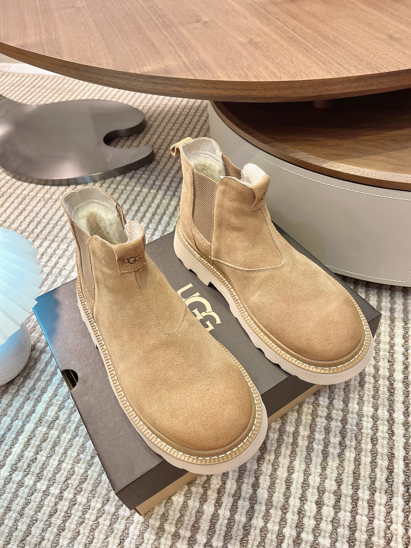 NO:497876,2025 new men's . Winter snow boots and fur shoes. The matching coefficient is also 100%. It looks good and fashionable. It looks very exciting and wears aura. Lager casual boots. Lace-up style. Heel is decorated with hot embossed brand. Item number 1172990. High-quality beef fleece. The inner lining of the imported Australian sheepskin fur is integrated with Australian lamb fur. The inner lining is made of Australian lamb fur. The large sole EVA non-slip sole. Size number 40-45. Snow boots, boots, sheepskin.198609092025新款男款 .冬季雪地靴 毛毛鞋 搭配系数也是百分百 炸好看时尚感十足穿上气场爆涨 拉格休闲靴 系带款 鞋跟饰有热压花品牌标 货号1172990 鞋面优质牛反绒 内里澳洲进口羊皮毛一体内里选用澳洲羊羔毛 大底EVA防滑大底 码数40一45,雪地靴,boots,sheepskin,Women's Shoes