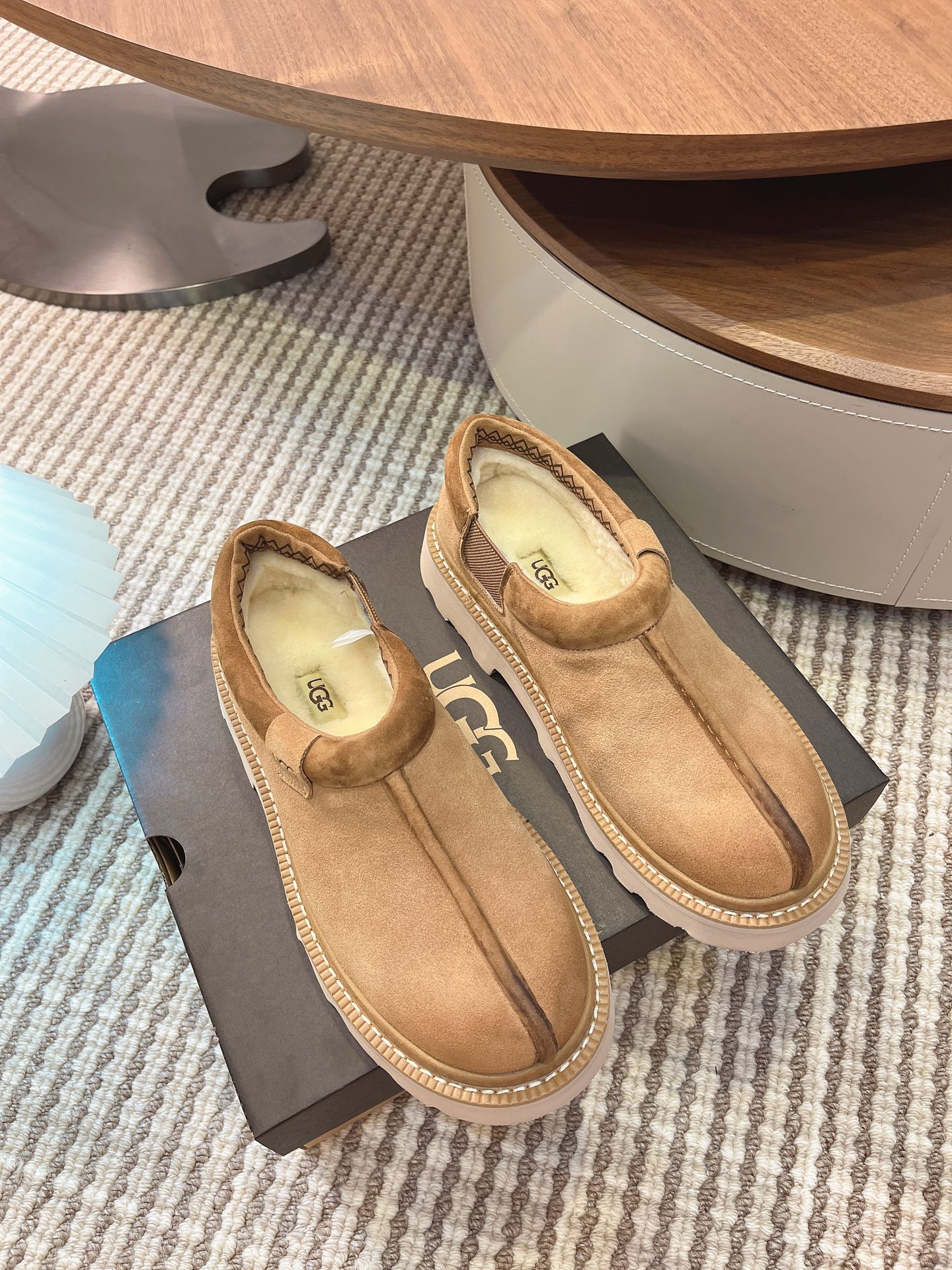 NO:497872,2025 new men's . Winter snow boots and fur shoes. The matching coefficient is also 100%. It looks good and fashionable. It looks very exciting and wears aura. Tasman casual boots. The heel is decorated with hot embossed brand. Item number 1166913. The upper is high-quality beef fleece. The inner lining is Australian lamb fur. The inner lining is Australian lamb fur. The sole EVA non-slip sole. The size is 40-45. Snow boots, boots, sheepskin.198609092025新款男款 .冬季雪地靴 毛毛鞋 搭配系数也是百分百 炸好看时尚感十足穿上气场爆涨 塔斯曼休闲靴 鞋跟饰有热压花品牌标 货号1166913 鞋面优质牛反绒 内里澳洲进口羊皮毛一体内里选用澳洲羊羔毛 大底EVA防滑大底 码数40一45,雪地靴,boots,sheepskin,Women's Shoes