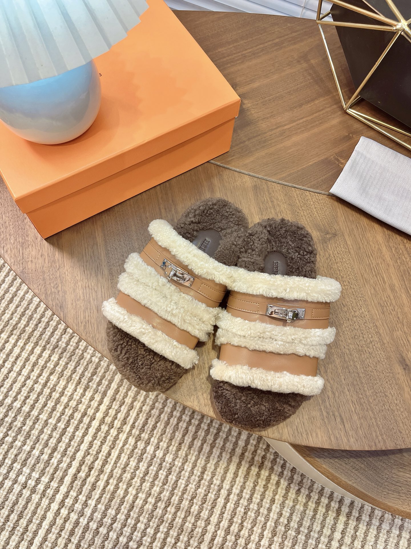 NO:536368,Hermès/Hermès 25WF new Kelly casual wool When the classic Kelly buckle meets soft wool, H home wool buckle becomes a perfect fusion of elegance and comfort. The iconic Kelly buckle embellishes the shoe body and condenses the brand's century-old luxury product genes. Every line shows the exquisite texture. The plump wool wraps the feet. Warm spreads from the soles of the feet to the whole body. Taking into account the warmth and daily laziness in winter. Enjoy Hermès' unique luxury and comfort. The material is made of imported Australian wool. The original mold-opening custom anti-slip sole size35-39 (customized by 40/41), fur shoes and slippers, hermes, hermes, slippers19860909Hermès/爱马仕25WF新品 Kelly休闲毛拖 当经典Kelly扣邂逅柔软羊毛 H家毛拖便成了优雅与舒适的完美融合. 标志性Kelly扣点缀鞋身 凝练品牌百年奢品基因 每一处线条都尽显精致质感 丰盈羊毛包裹双脚 暖意从足底蔓延至全身 兼顾冬日保暖与日常慵懒. 尽享爱马仕独有的奢华与惬意. 材质采用澳洲进口羊毛 原版开模定制防滑大底 size35-39（40/41定制）,毛毛鞋拖鞋,hermes,hermes,slippers,Women's Shoes