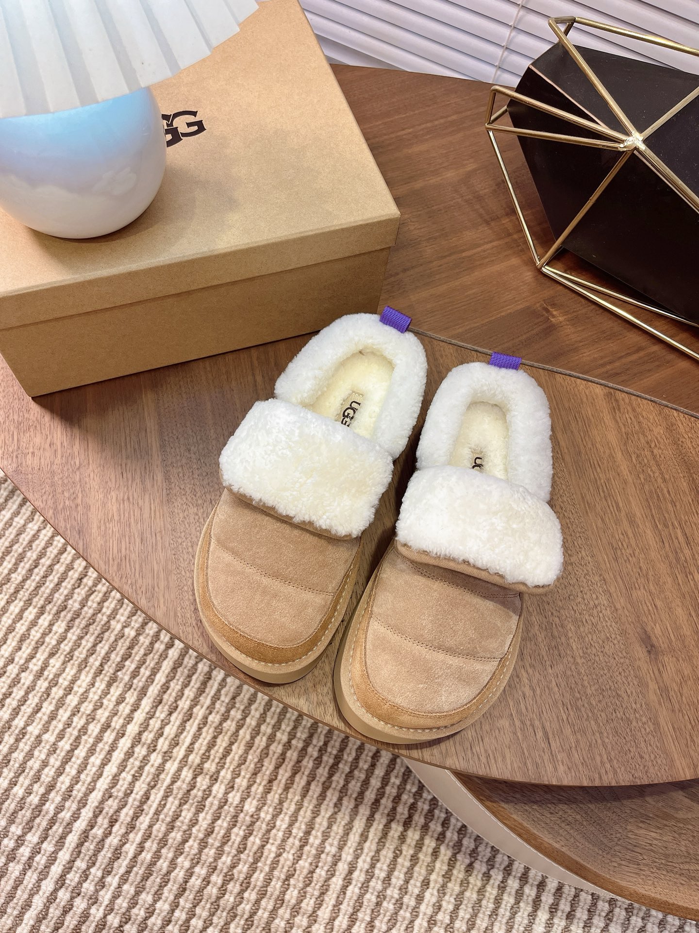 NO:536346,UGG Winter 2025ss new fashionable thick sole wool shoes and snow boots are made of A-level Longfeng fur. The overall shoes are very beautiful. Half of the fashion circle is calling it'' is not an exaggeration at all. Its shoe shape is more inclined to be half-supported and pedaled, which is convenient and comfortable to put on and take off. It is the favorite of many lazy cancer stars. size35~39 (40 custom made without return or exchange), half-dragged fur shoes, boots19860909UGG冬季 2025ss新款时尚厚底一脚蹬羊毛鞋雪地靴  采用A级隆丰皮毛一体 整体鞋子非常漂亮.半个时尚圈都在为它打call'”这句话一点也不夸张.它的鞋型更倾向于半托一脚蹬,穿脱方便舒适,是很多懒癌星人的心头好. size35～39 (40订做不退换),半拖毛毛鞋,boots,Women's Shoes