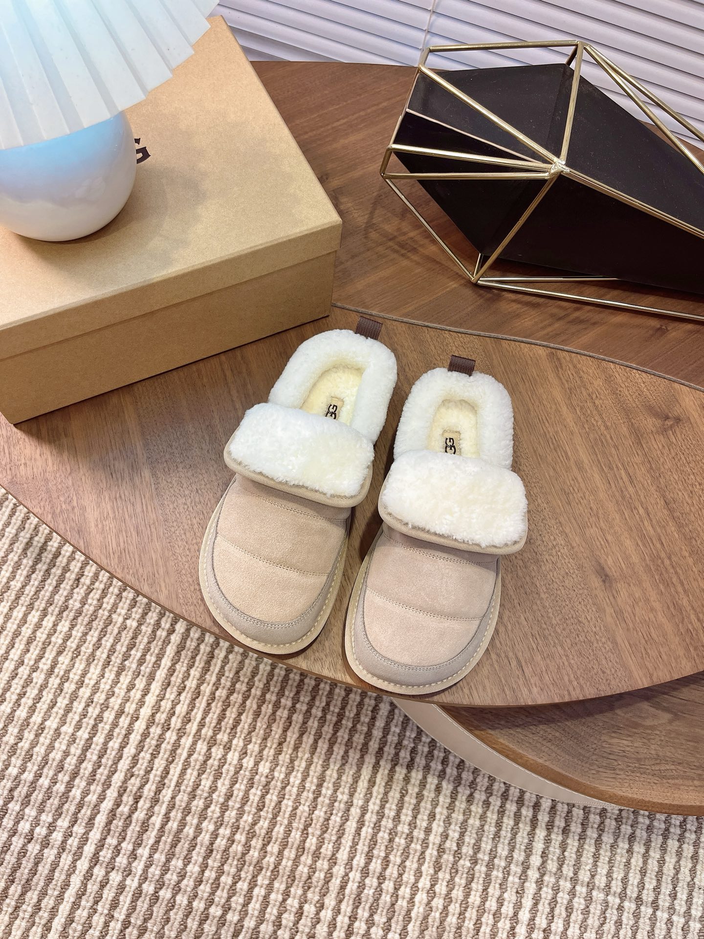 NO:536350,UGG Winter 2025ss new fashionable fur shoes thin sole wool shoes and snow boots are made of A-level Longfeng fur. The overall shoes are very beautiful. Half of the fashion circle is calling it'' This sentence is not an exaggeration. Its shoe shape is more inclined to be half-supported and pedaled, which is convenient and comfortable to put on and take off. It is the favorite of many lazy cancer stars. size35~39 (40 custom made without return or exchange), half-drag fur shoes, boots19860909UGG冬季 2025ss新款时尚毛毛鞋薄底一脚蹬羊毛鞋雪地靴  采用A级隆丰皮毛一体 整体鞋子非常漂亮.半个时尚圈都在为它打call'”这句话一点也不夸张.它的鞋型更倾向于半托一脚蹬,穿脱方便舒适,是很多懒癌星人的心头好. size35～39 (40订做不退换),半拖毛毛鞋,boots,Women's Shoes