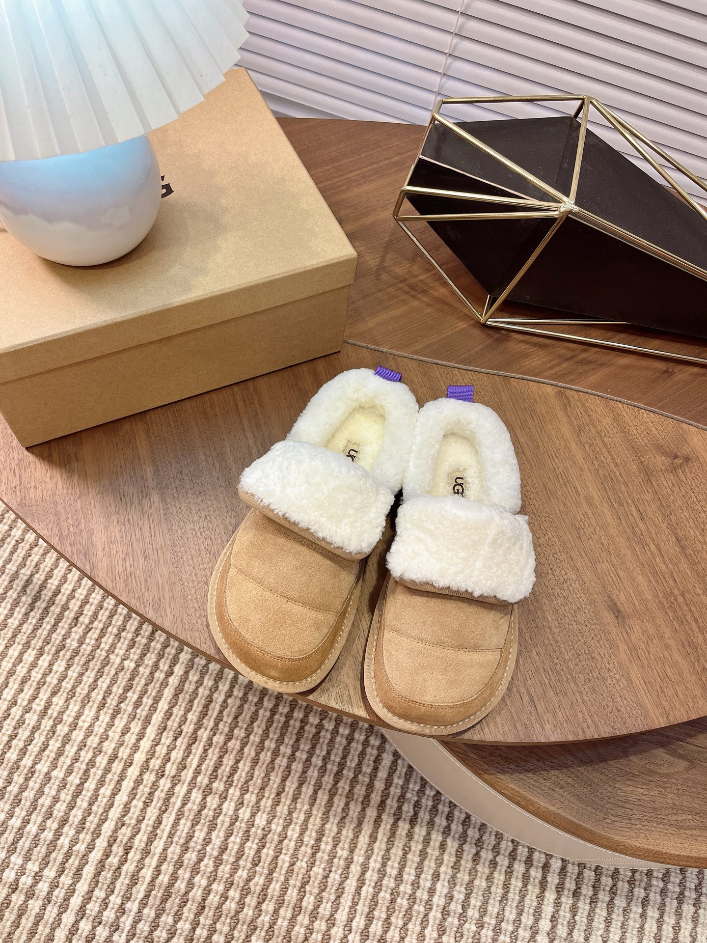 NO:536354,UGG Winter 2025ss new fashionable thick sole wool shoes and snow boots are made of A-level Longfeng fur. The overall shoes are very beautiful. Half of the fashion circle is calling it'' is not an exaggeration at all. Its shoe shape is more inclined to be half-supported and pedaled, which is convenient and comfortable to put on and take off. It is the favorite of many lazy cancer stars. size35~39 (40 custom made without return or exchange), half-dragged fur shoes, boots19860909UGG冬季 2025ss新款时尚厚底一脚蹬羊毛鞋雪地靴  采用A级隆丰皮毛一体 整体鞋子非常漂亮.半个时尚圈都在为它打call'”这句话一点也不夸张.它的鞋型更倾向于半托一脚蹬,穿脱方便舒适,是很多懒癌星人的心头好. size35～39 (40订做不退换),半拖毛毛鞋,boots,Women's Shoes