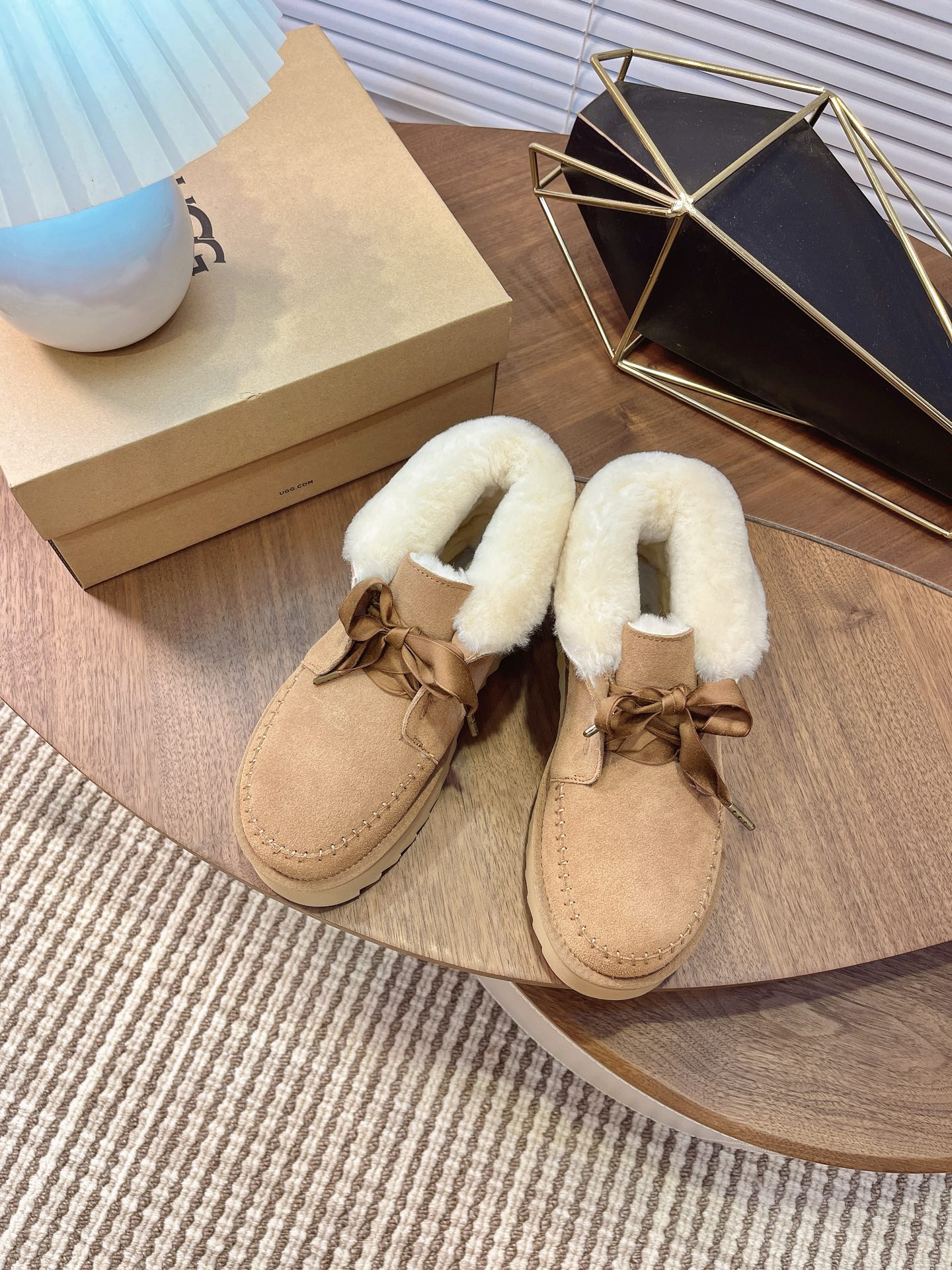 NO:536337,Ugg Kalin thick-soled shoes are too soft and cute. The thick-soled design quietly looks 5 cm tall. The ribbon decoration is gentle and intellectual. The foldable wool shoe collar is a must-have outfit for autumn and winter. Size: 35-40, snow boots, boots19860909Ugg凯琳厚底便鞋也太软萌了叭 厚底设计悄咪咪显高5厘米 丝带装饰温柔知性 可翻折羊毛鞋领 秋冬必备穿搭 Size: 35-40,雪地靴,boots,Women's Shoes