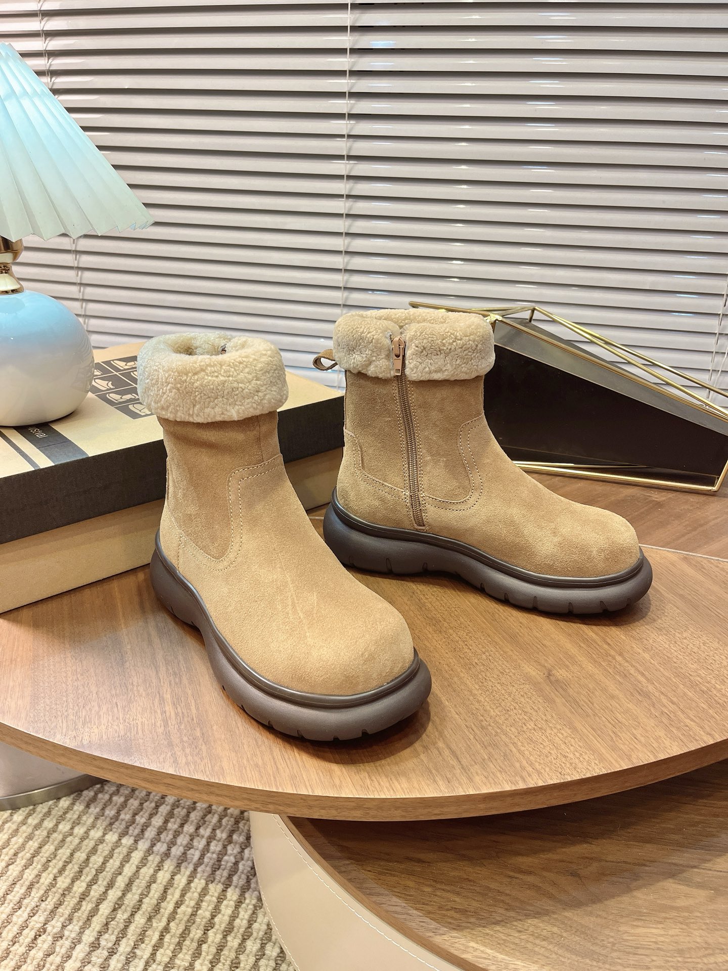 NO:558774,UGG women's snow boots Korean style handmade sheep's curly hair boots Maillard girls' dream boots Martin boots~ Fully handmade first-layer cow suede, teddy sheep's curly wool lining, matching with a super autumn and winter atmosphere, three colors Size: 35-40 Maillard trend!  ,snow boots,boots19860909UGG女款雪地靴韩系手工羊卷毛毛靴 美拉德色女孩的梦中情靴马丁靴～ 全手工制作头层牛反绒 内里泰迪羊卷毛 搭配超有秋冬氛围感 三色 Size:35-40美拉德风潮！,雪地靴,boots,Women's Shoes