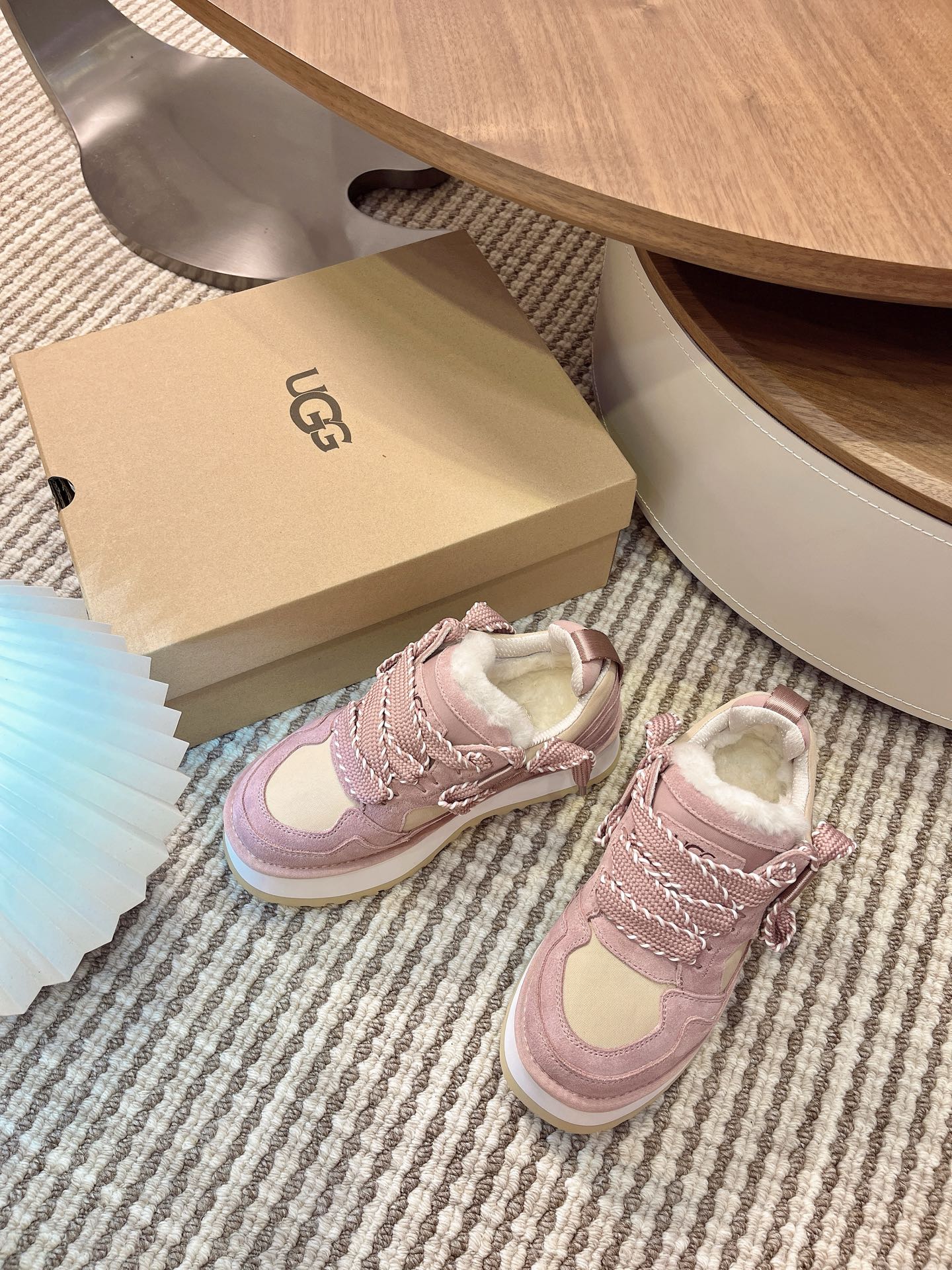 𝐔𝐆𝐆｜艾秋梅尔系列hanni同款厚底太爱了，又特别轻便好穿，搭配袜子有种甜度超标少女感，厚底增高设计，
