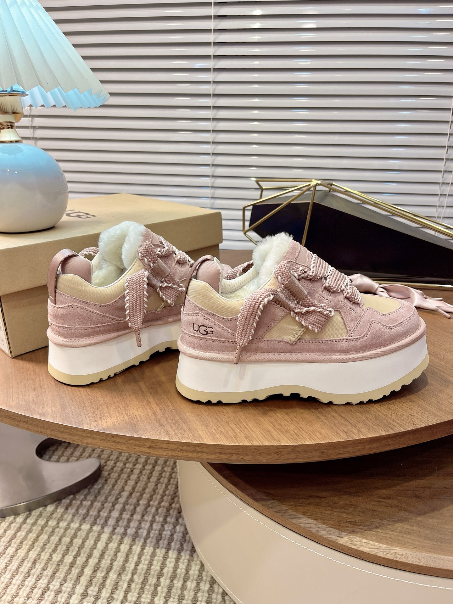 𝐔𝐆𝐆｜艾秋梅尔系列hanni同款厚底太爱了，又特别轻便好穿，搭配袜子有种甜度超标少女感，厚底增高设计，
