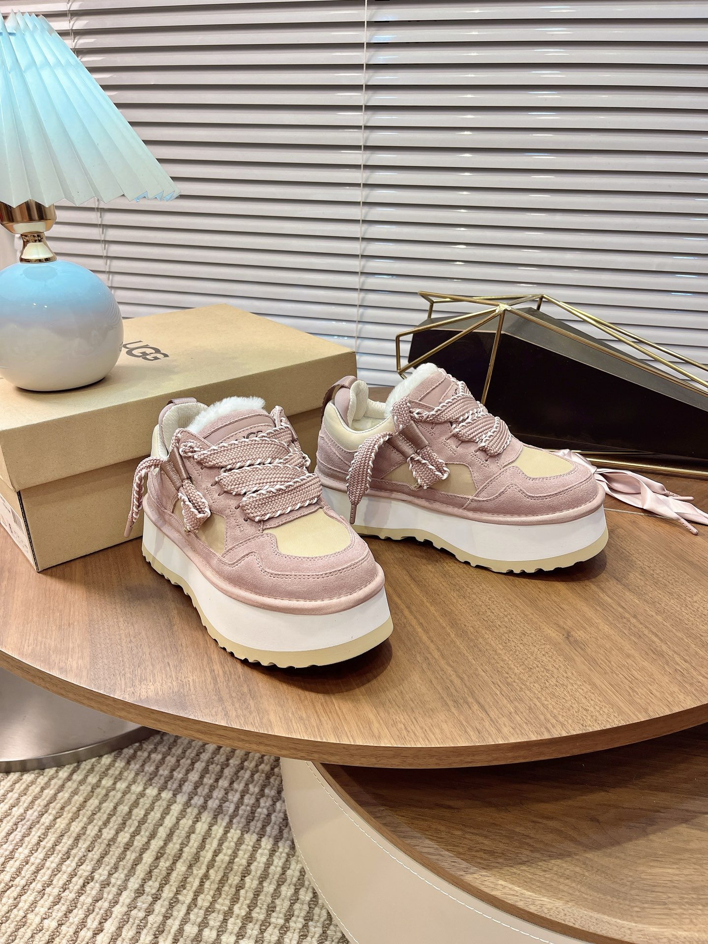 𝐔𝐆𝐆｜艾秋梅尔系列hanni同款厚底太爱了，又特别轻便好穿，搭配袜子有种甜度超标少女感，厚底增高设计，