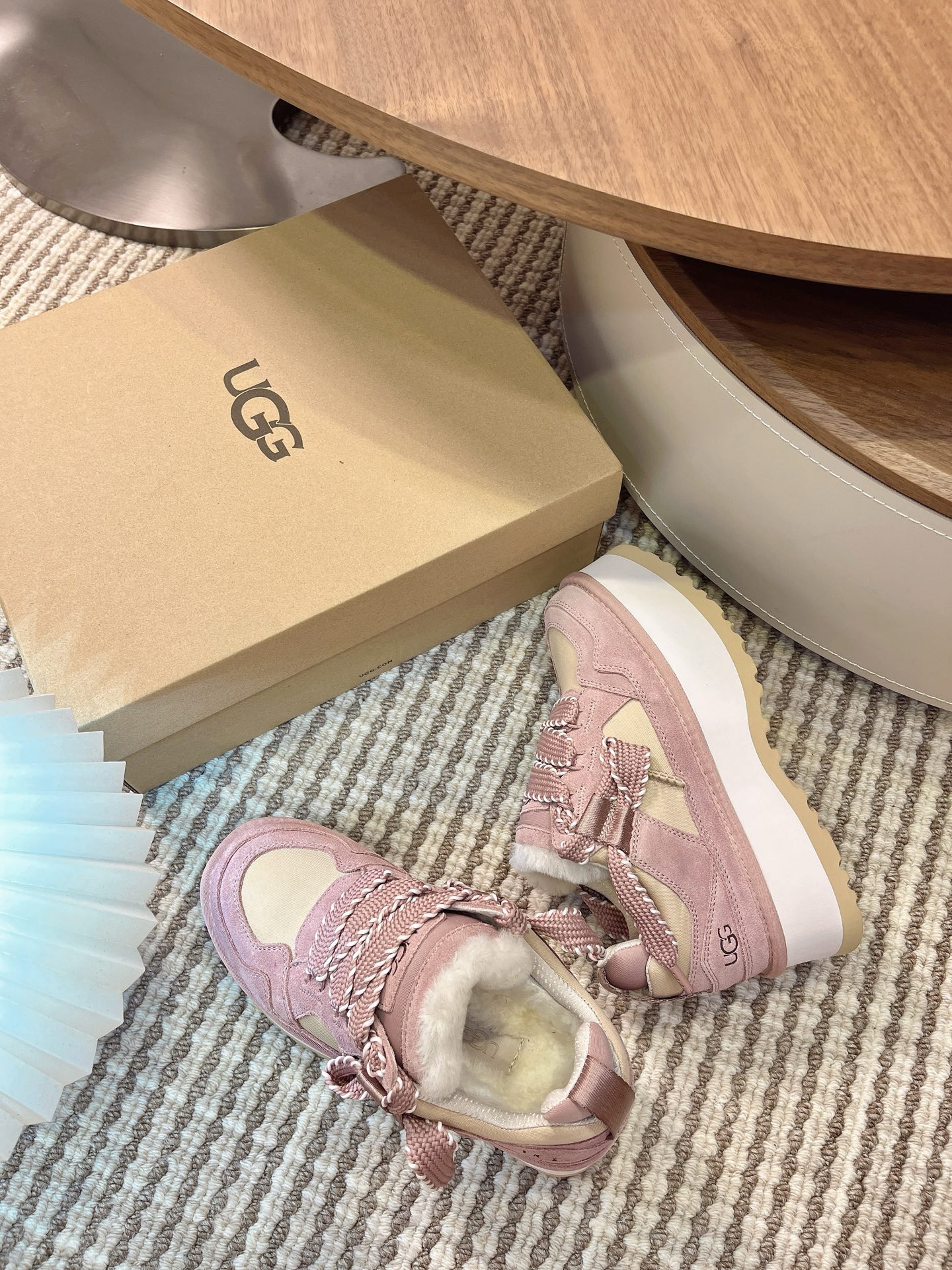 𝐔𝐆𝐆｜艾秋梅尔系列hanni同款厚底太爱了，又特别轻便好穿，搭配袜子有种甜度超标少女感，厚底增高设计，