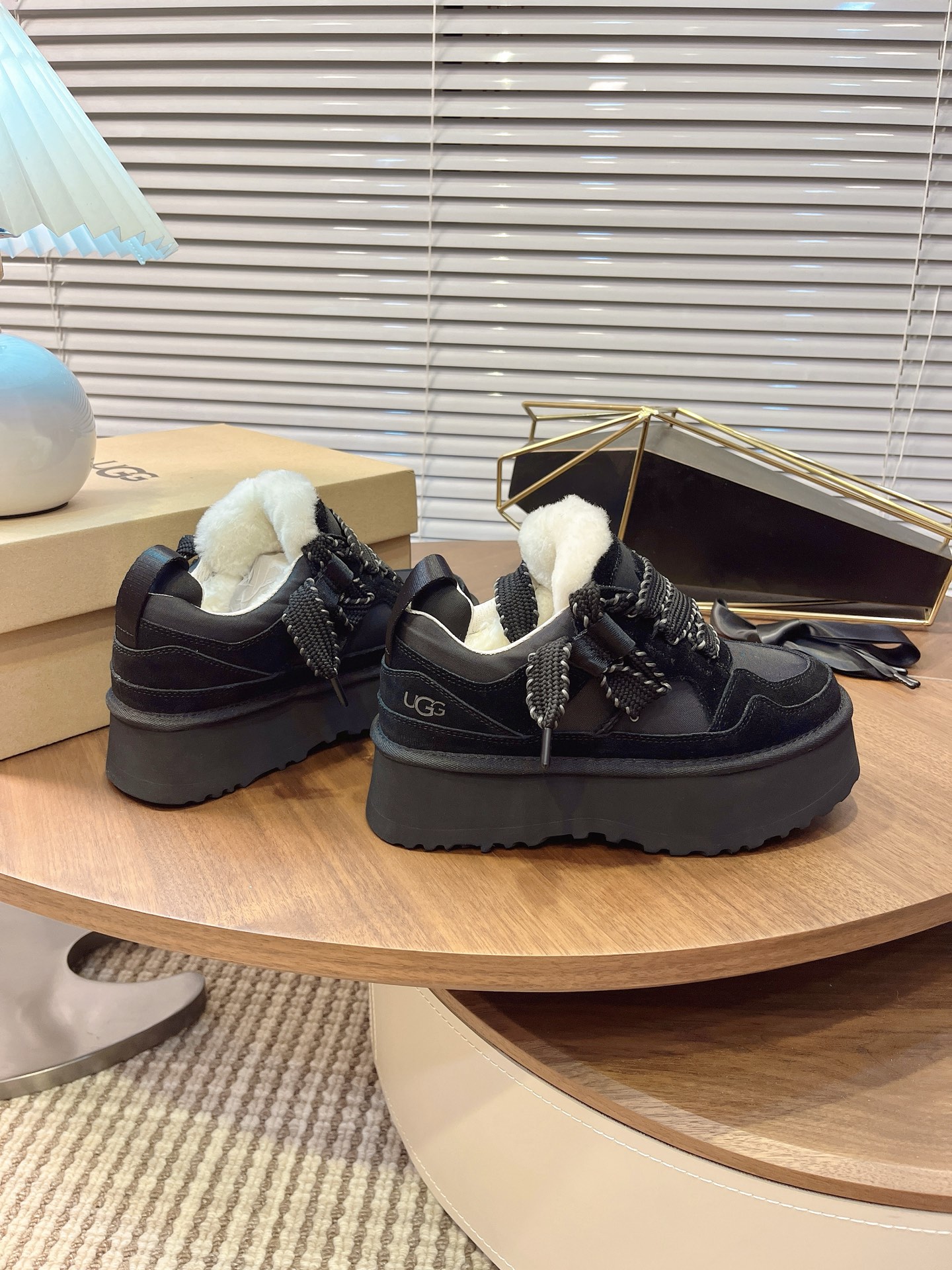 𝐔𝐆𝐆｜艾秋梅尔系列hanni同款厚底太爱了，又特别轻便好穿，搭配袜子有种甜度超标少女感，厚底增高设计，