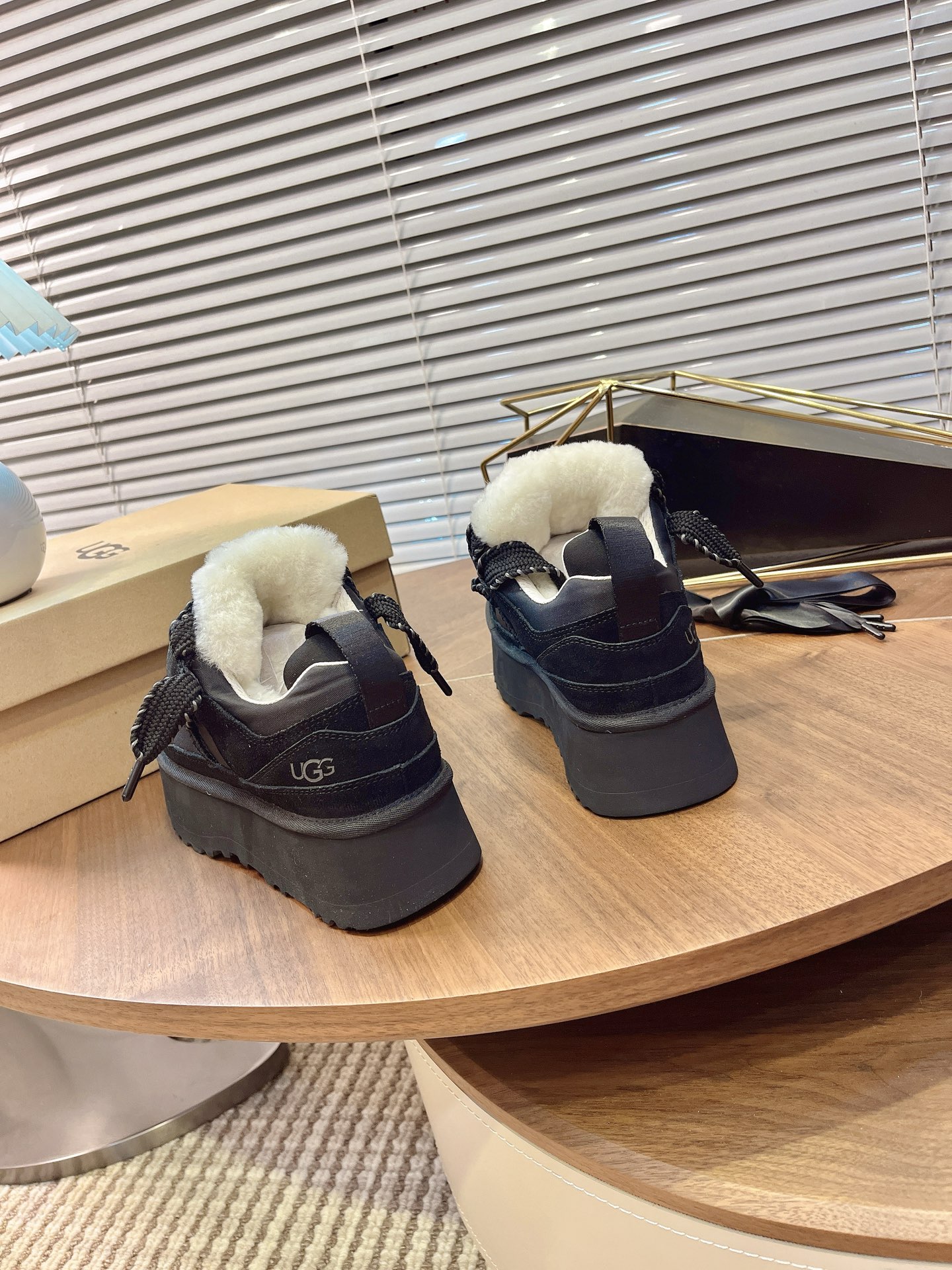 𝐔𝐆𝐆｜艾秋梅尔系列hanni同款厚底太爱了，又特别轻便好穿，搭配袜子有种甜度超标少女感，厚底增高设计，