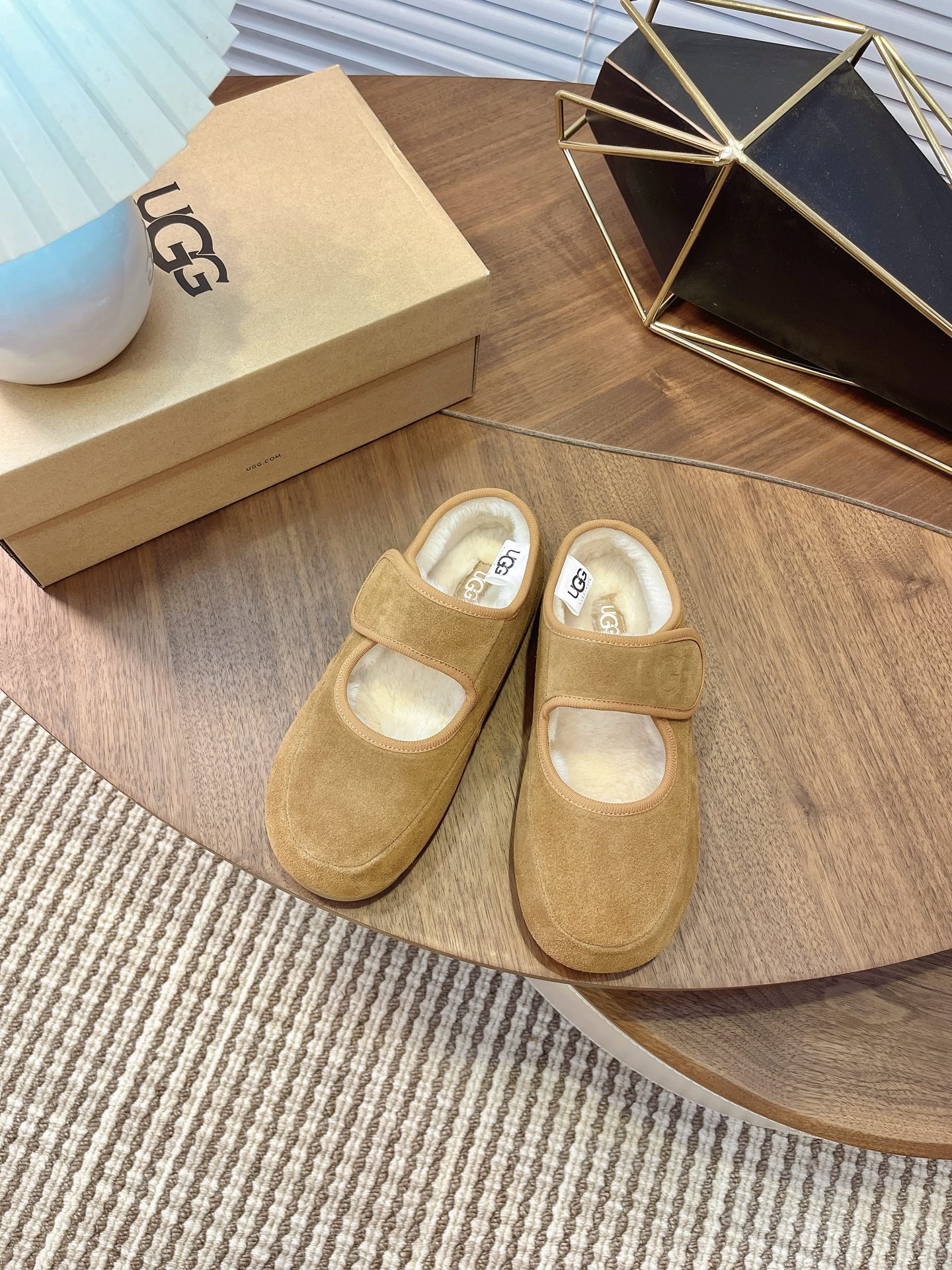 NO:558777,+++UGG Mary Jane snow boots, fur shoes, lazy small flats, 4 colors. Long-term sense of relaxation, cow suede with Australian merino wool, great texture, easy to put on and take off, size 35-40, four colors, snow boots, boots, mary jane19860909+++UGG玛丽珍雪地靴 毛毛鞋懒人小平底4色. 长期主义松弛感拿捏 牛反绒搭配澳洲美利奴羊毛 质感超棒 穿脱很随意 size35-40 四色,雪地靴,boots,mary jane,Women's Shoes