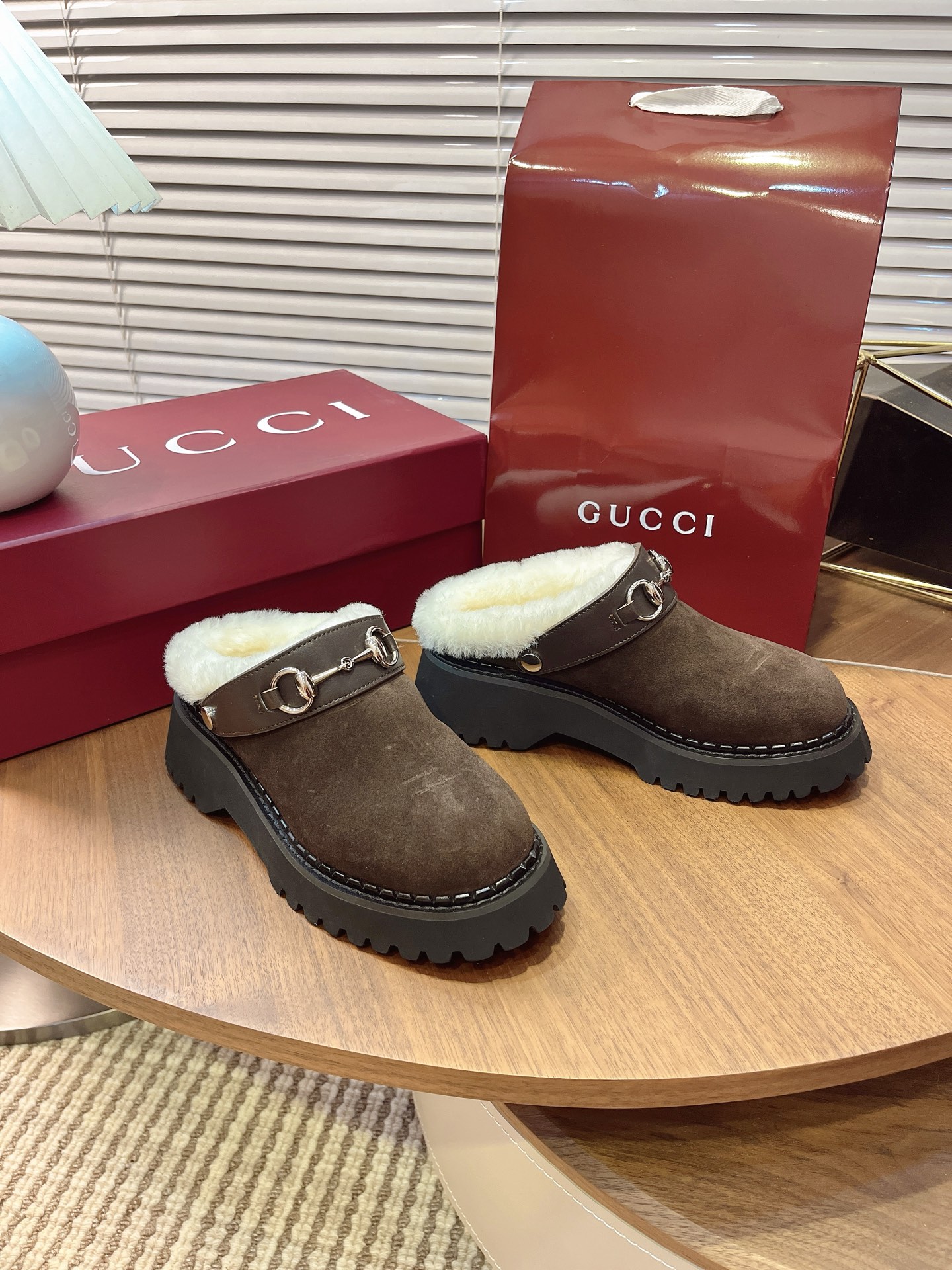 NO:558749,2025 Gucci new merino wool slippers autumn and winter benefits Imported mini G G embossed new GuCci mules Moccasin cap-toe slippers Furry slippers Size 36-42 (404142 customization is non-returnable) This slipper is a cherished history of the brand, reinterpreting Gucci's equestrian tradition through the iconic hardware with Clamp. This slip-on sandal is made of leather and is part of the Gucci Love Parade series.  Advanced mini G G embossed sheepskin deerskin environmentally friendly special material upper, presbyopic GG classic canvas, imported merino wool lining, the latest double G letter rubber sole, flat bottom, full set of Ankola red high-end packaging, semi-smooth fur shoes, gucci, sandals, slippers, sheep198609092025古奇新款美利奴羊毛拖鞋秋冬福利 进口迷你G G压纹新品GuCci穆勒鞋 莫卡辛包头拖鞋 毛毛拖鞋 尺码36-42（404142定制不退换） 这款拖鞋是品牌珍视的一段历史,通过带有 Clamp 的标志性五金配件重新诠释 Gucci 的马术传统.这款套穿式凉鞋采用皮革制成,是 Gucci Love Parade 系列的一部分. 高级迷你G G压纹羊京鹿皮环保特殊材质鞋面 老花GG经典帆布,进口美利奴羊毛里 最新双G字母橡胶鞋底 平底 包装全套安可拉红色高端包装,半拖毛毛鞋,gucci,sandals,slippers,sheep,Women's Shoes