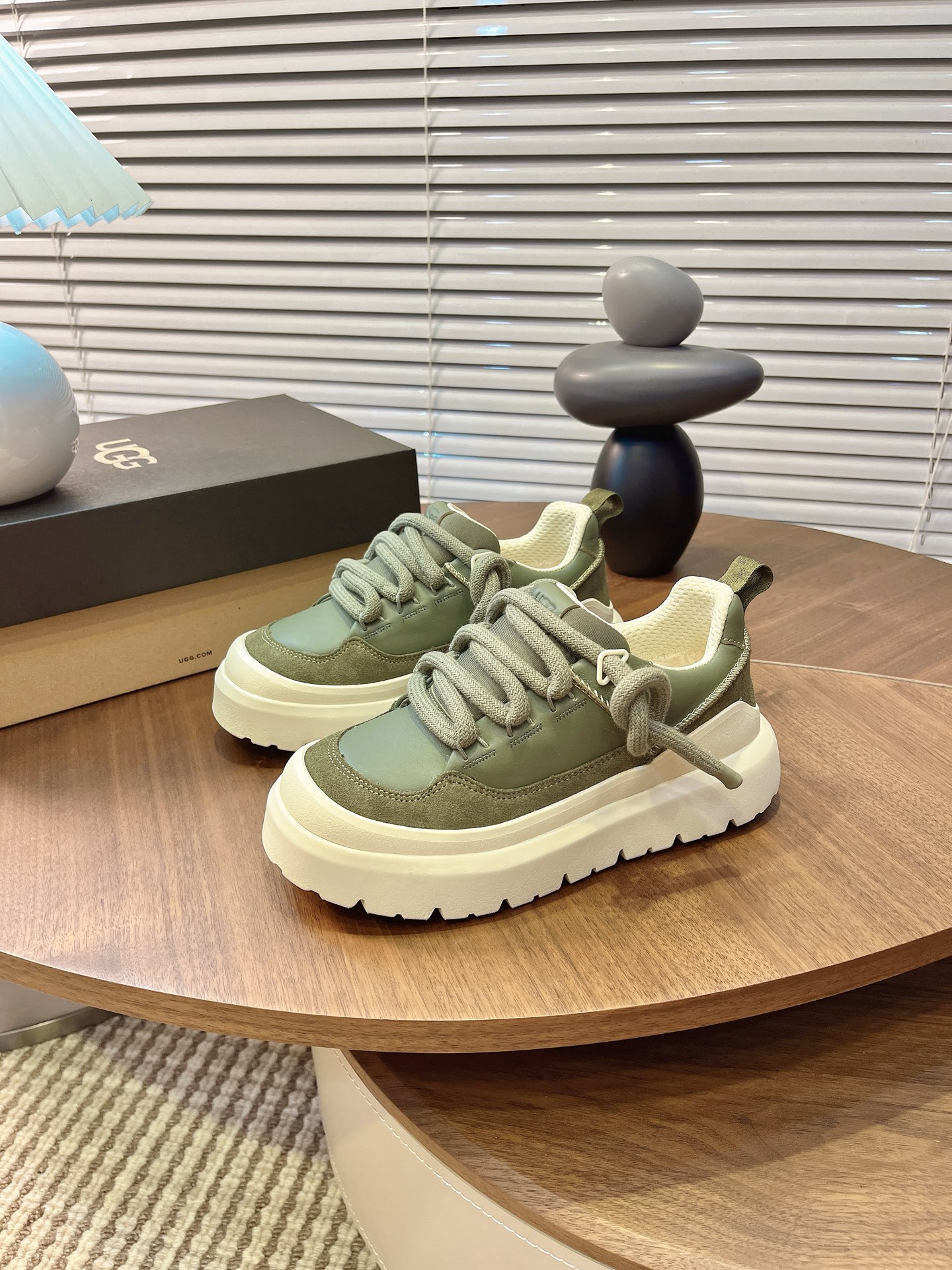 NO:558332,[UGG] Couple's shoes Size women's size 35-40 / men's size 40-44 ugg top quality G131 WYSIWYG UGG autumn and winter new couple series cotton shoes snow boots cotton shoes furry shoes  As a leading brand, this new pair also continues its consistent concept of comfort. It is light and comfortable on the feet, as if you are stepping on clouds. Moreover, its soles are made of EVA material, which is non-slip and wear-resistant. It is stable whether you are walking or running, and you no longer have to worry about tired feet from walking!  In addition to comfort, the design of this new pair is also super fashionable!  The simple lines and smooth tailoring can be matched with both casual wear and formal occasions. Moreover, the plush decoration on the upper is the finishing touch, making the whole pair look more cute and playful. It is definitely a must-have item for trendy women!  Upper nubuck leather, lining wool, boots, cowhide19860909【UGG】 情侣鞋 Size女码35-40 /男码40-44 ugg顶级品质G131所见即所得 UGG秋冬新款情侣系列棉鞋雪地靴棉鞋毛毛鞋 作为领军品牌,这双新款同样延续了其一贯的舒适理念,穿在脚上轻盈自在,仿佛踩在了云朵上一般.而且,它的鞋底采用EVA材质,防滑耐磨,不管是走路还是跑步都稳稳当当的,再也不用担心走路累脚啦！ 除了舒适度,这双新款的设计也是超级时尚的！ 简约的线条和流畅的剪裁,既能搭配休闲装,也能hold住正式场合 而且,鞋面上的绒毛装饰更是点睛之笔,让整双看起来更加可爱俏皮,绝对是潮女们的必备单品！ 鞋面磨砂牛皮 内里羊毛,,boots,cowhide,Men's shoes